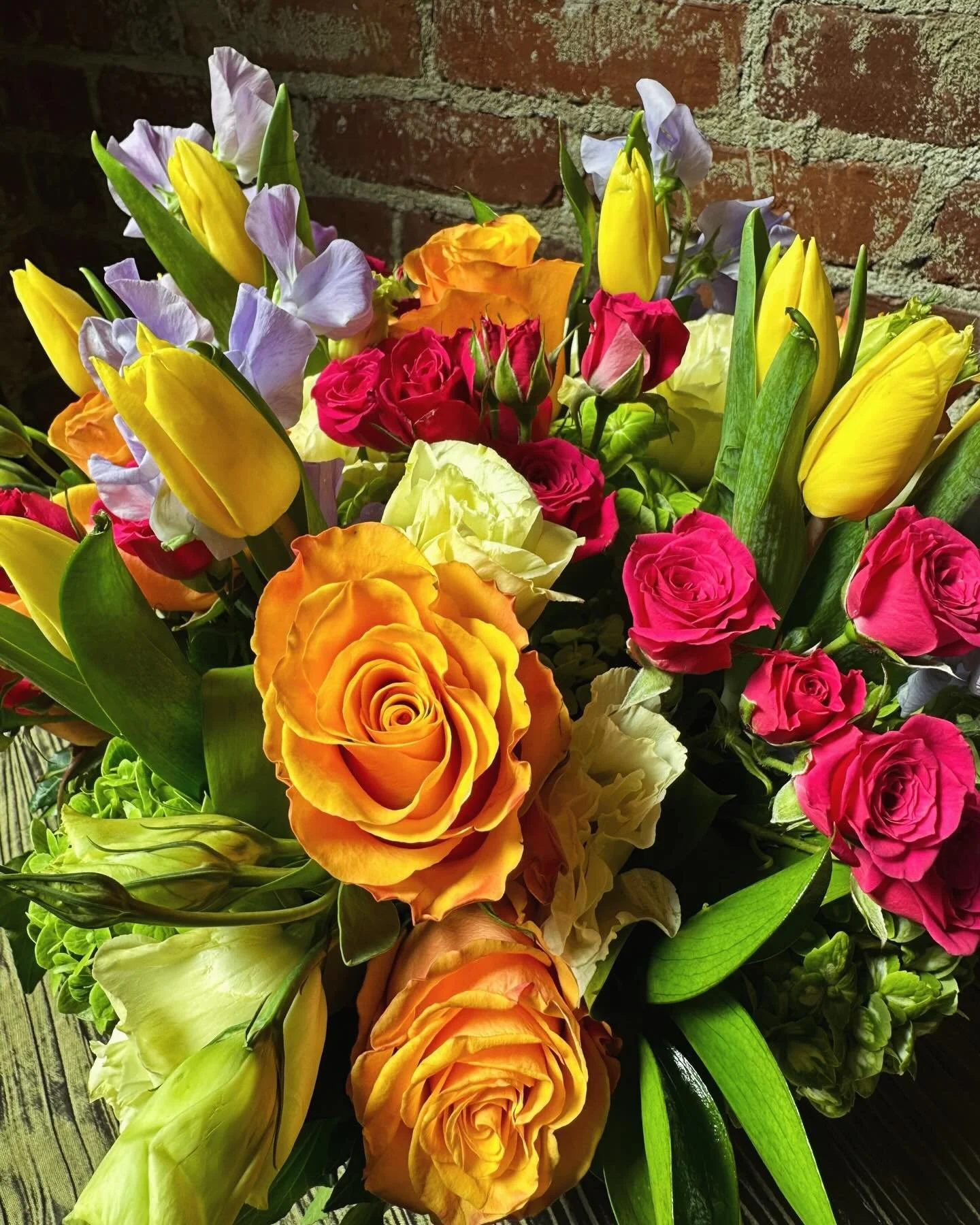 Take a scroll with us down Springtime Ln🌺🌼🌸

#losangelesflorist #springtime #floraldesign