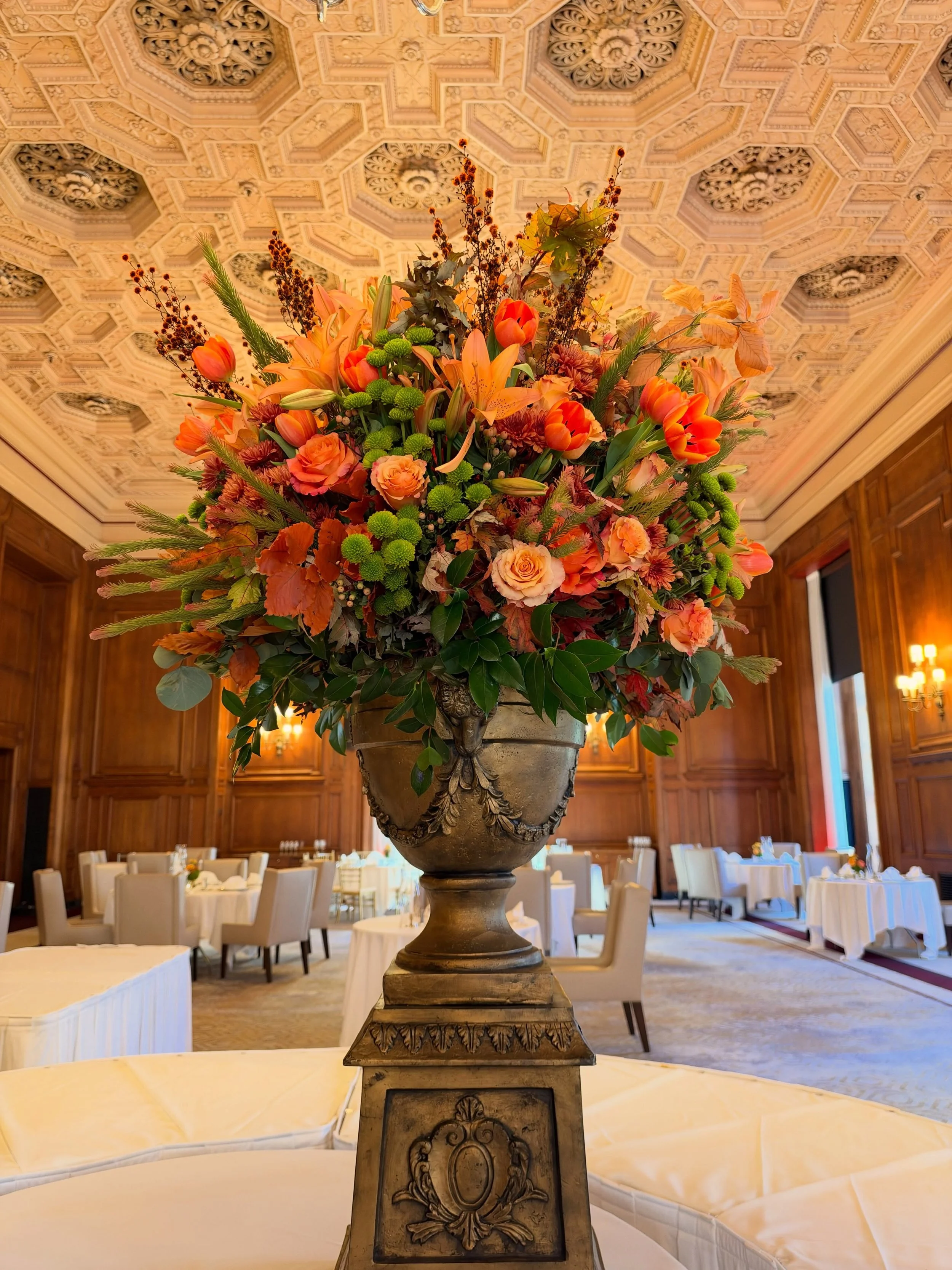 An autumn masterpiece in warm shades of amber, golden yellow, and fresh green. 🍁 Sculptural florals, rich textures, and timeless elegance set the tone for an unforgettable gathering at this private country club.

Planning an upcoming event or season