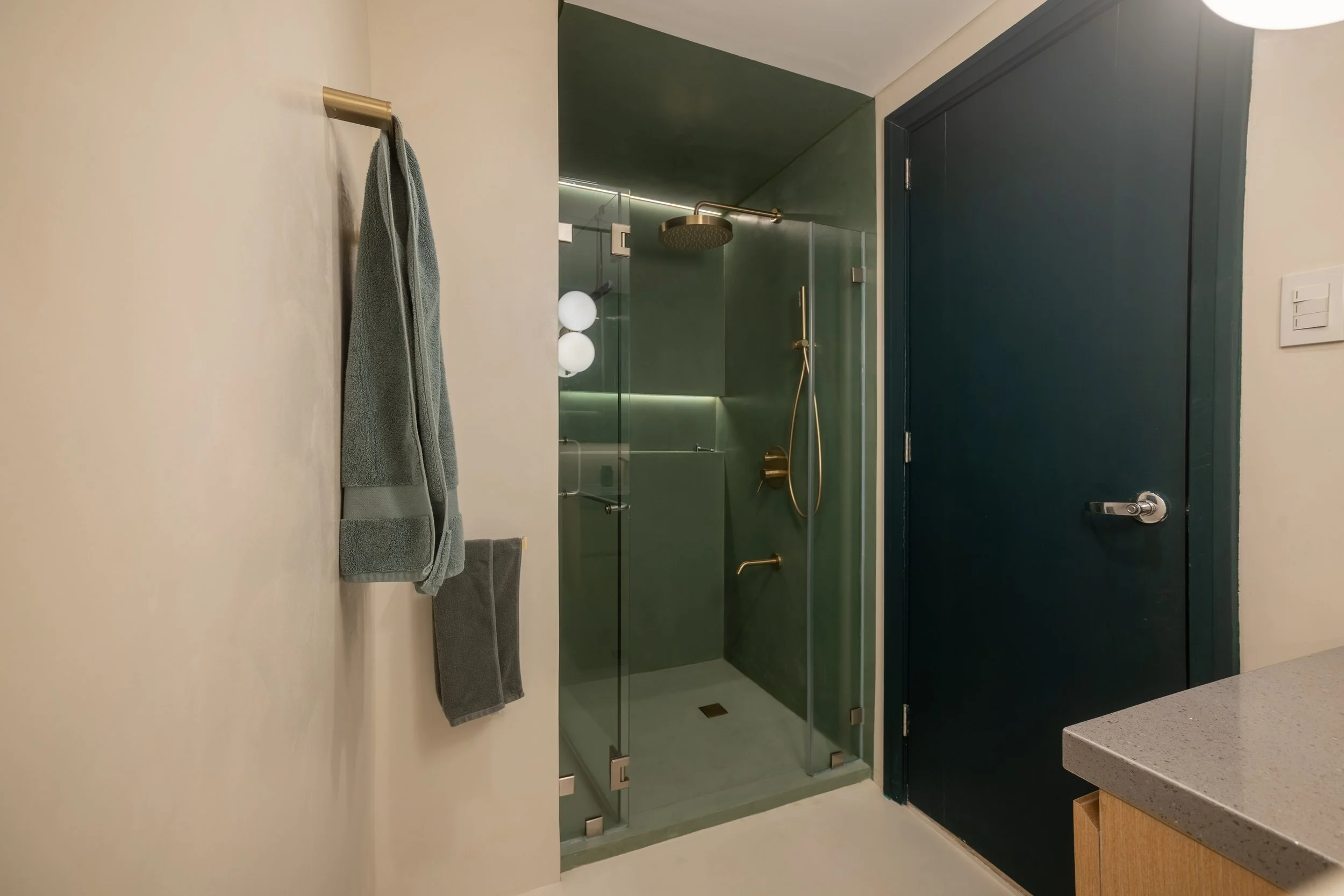 WIDE HDR BATHROOM 11.jpg