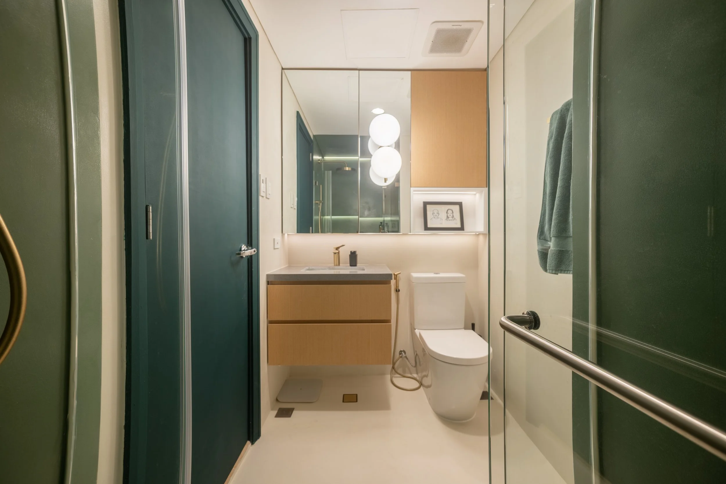 WIDE HDR BATHROOM 5.jpg