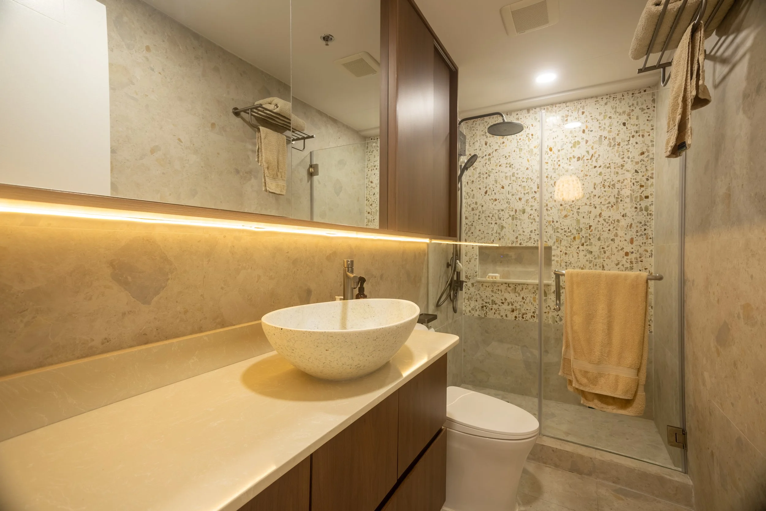 WIDE HDR BATHROOM 3.jpg