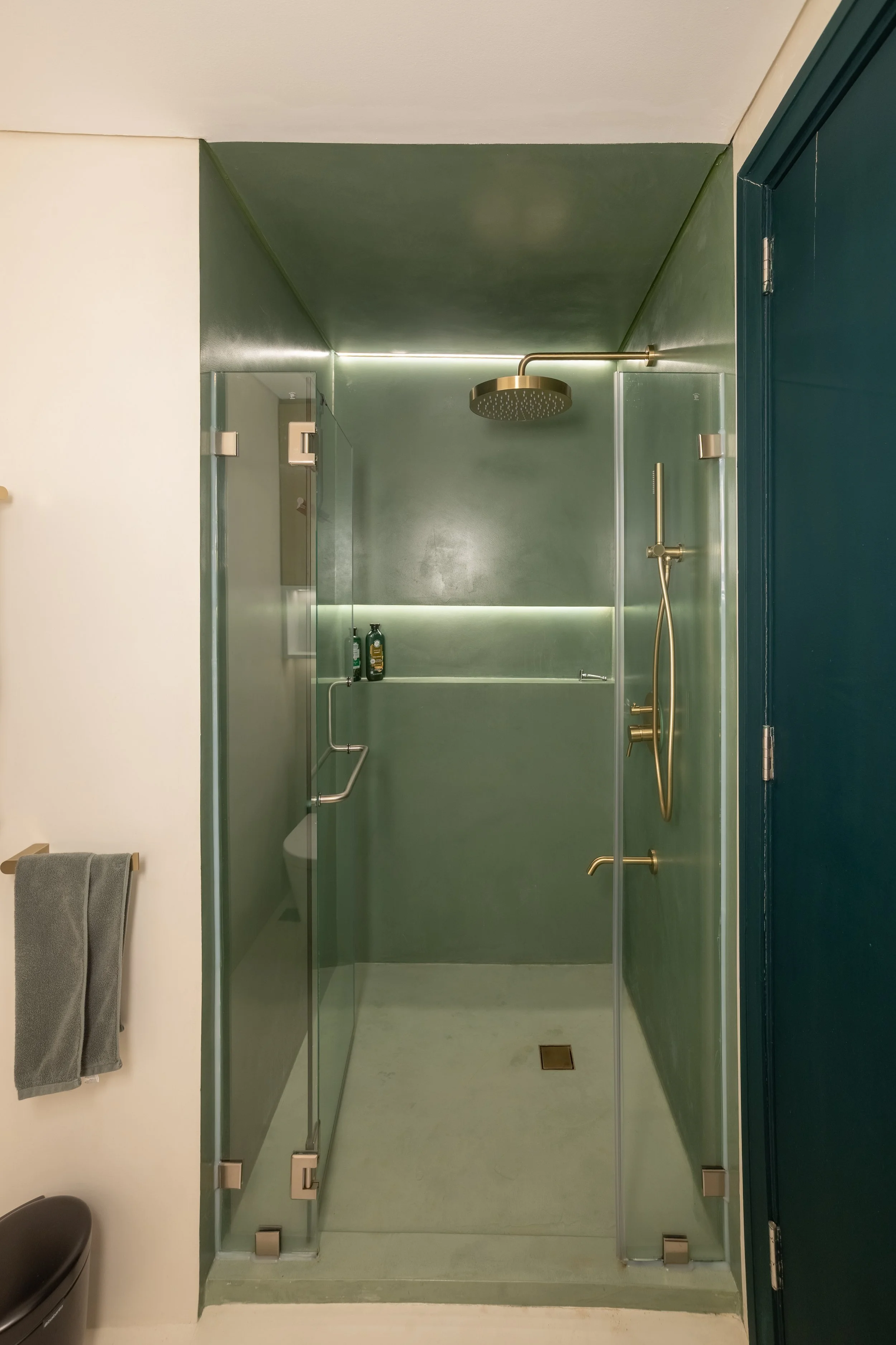 WIDE HDR BATHROOM 1.jpg