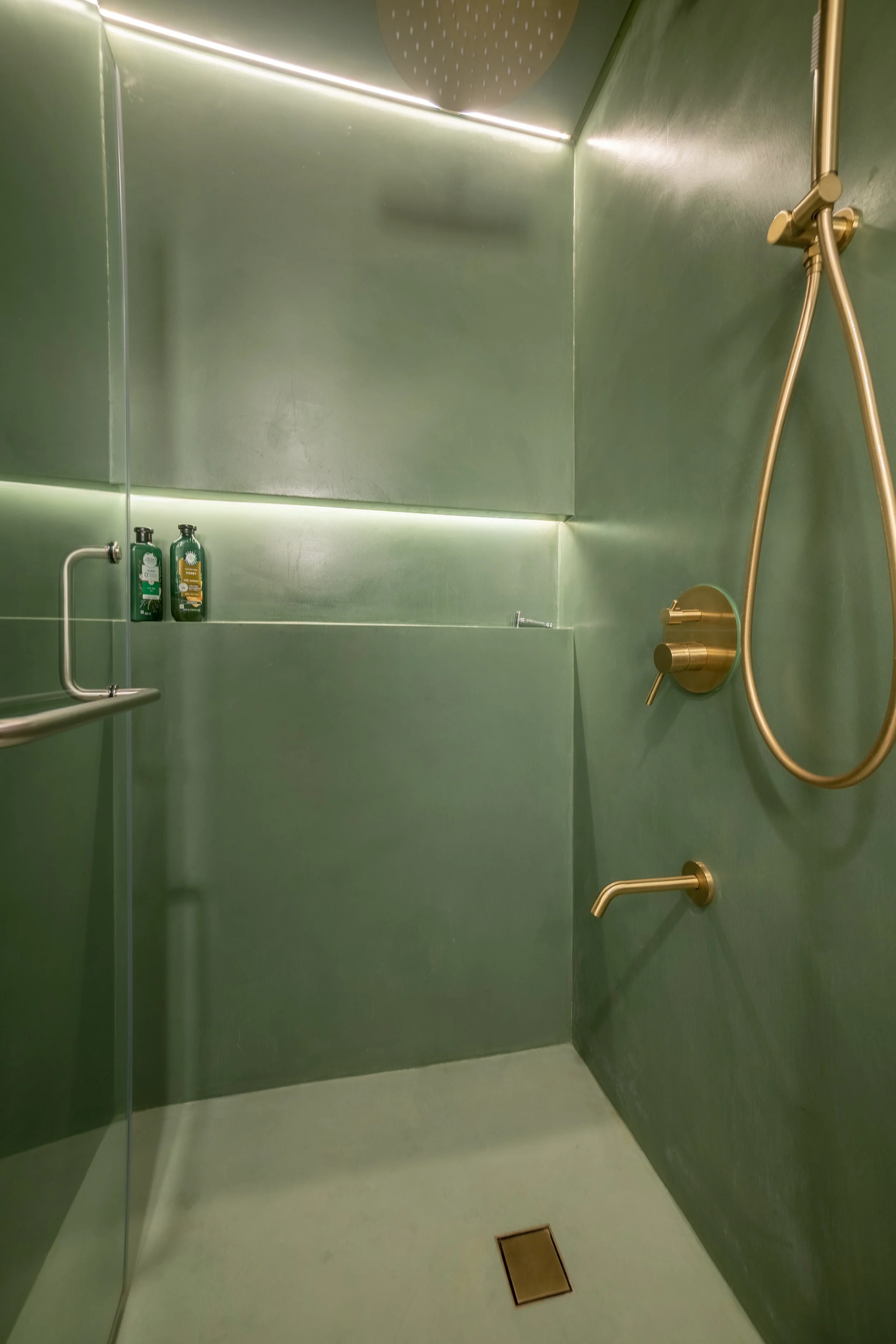 WIDE HDR BATHROOM 7.jpg