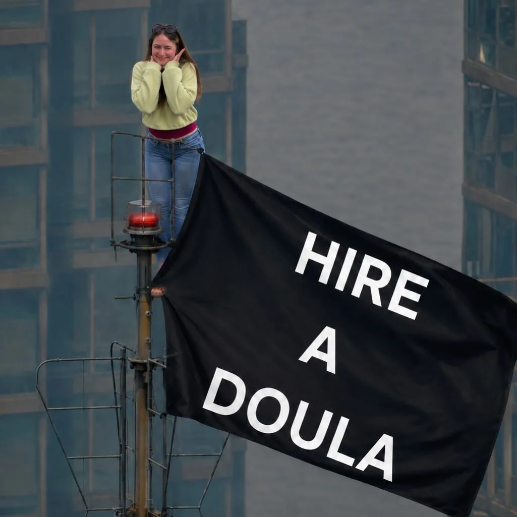 🚩 Friendly reminder that you don&rsquo;t have to climb a skyscraper to find a doula&hellip;
But if I have to wave a giant flag to remind you that birth support exists, I will. 😉
Whether you&rsquo;re planning your first baby or your fourth, having c