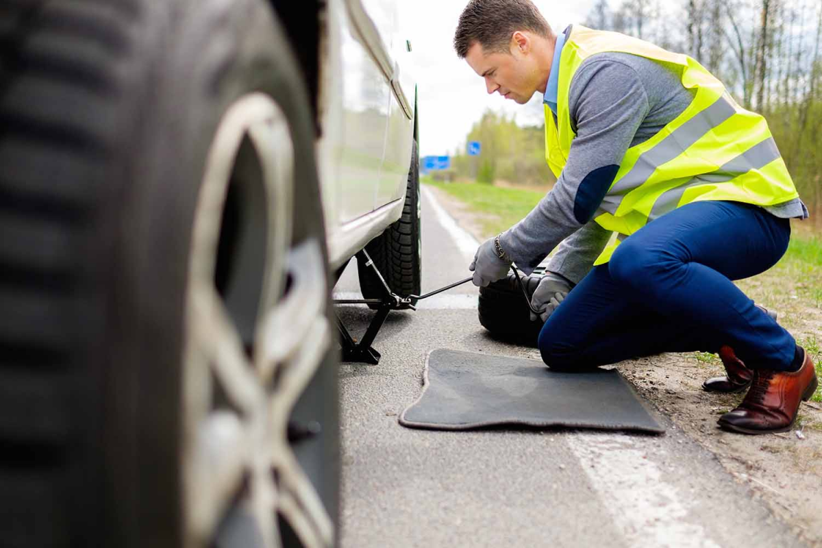 Tire Change Services: When Roadside Assistance Is the Safer Option