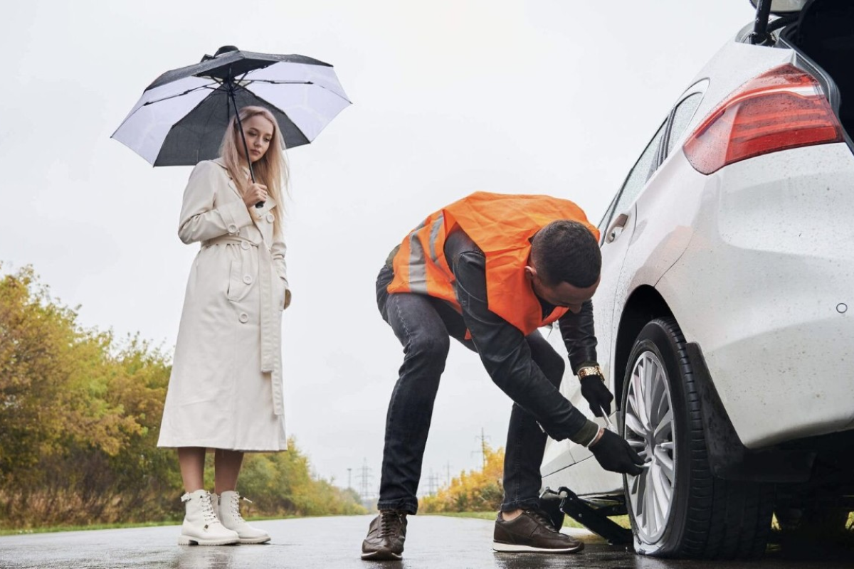 How Professional Tire Change Services Improve Roadside Safety