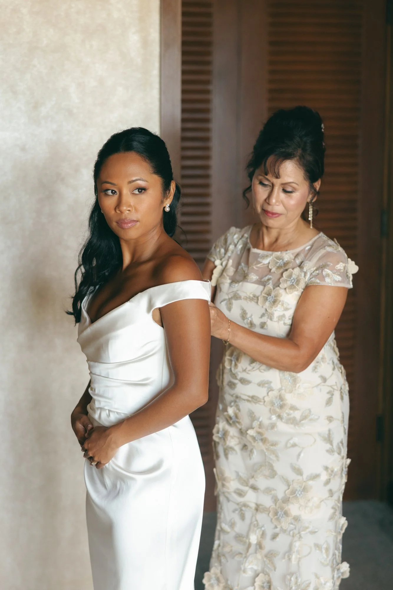 mother-zipping-brides-dress.jpg