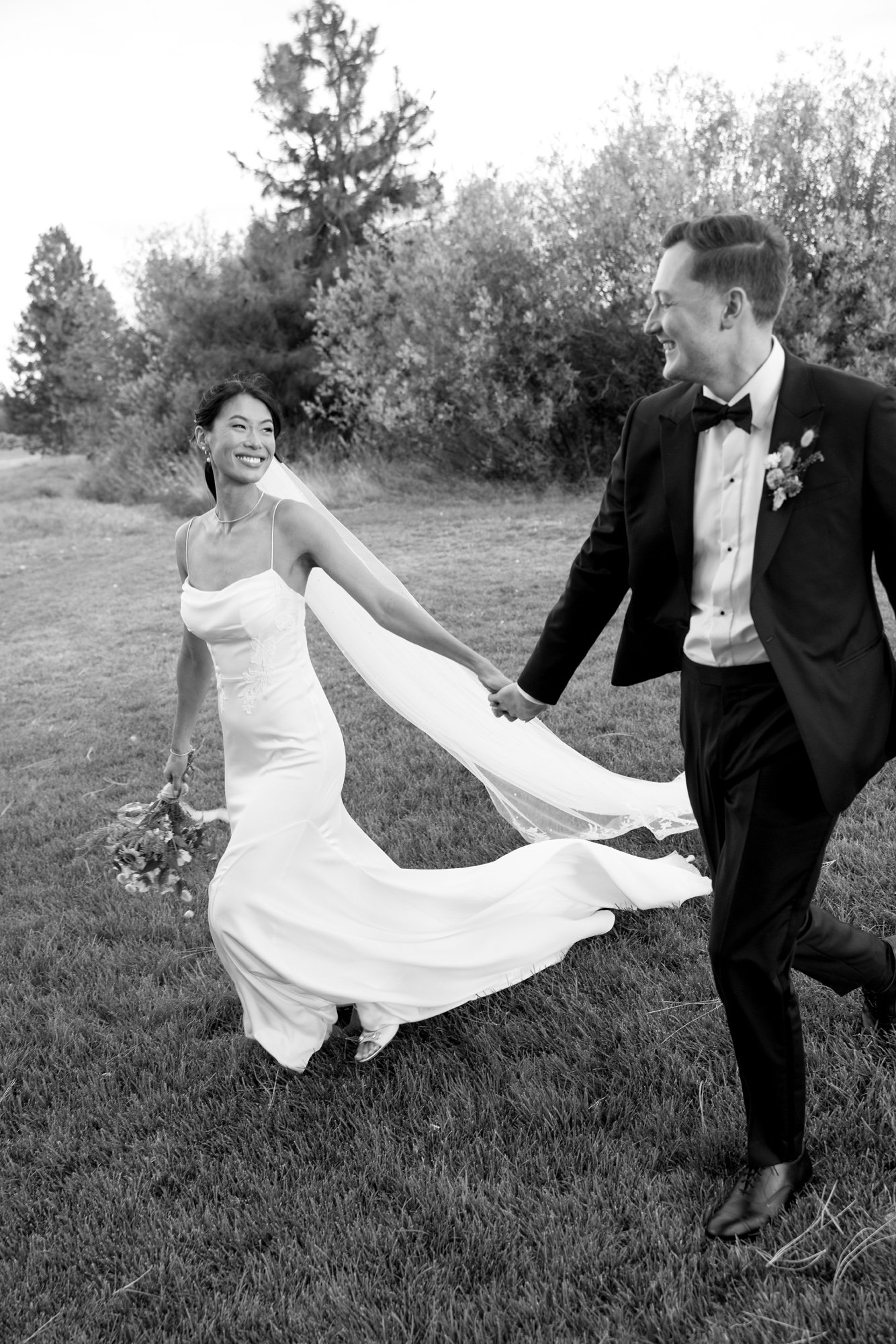 oregon-wedding-couple-running.jpg