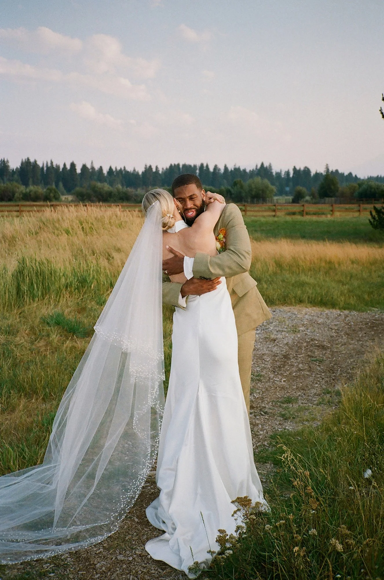 first-look-oregon-wedding-day.jpg