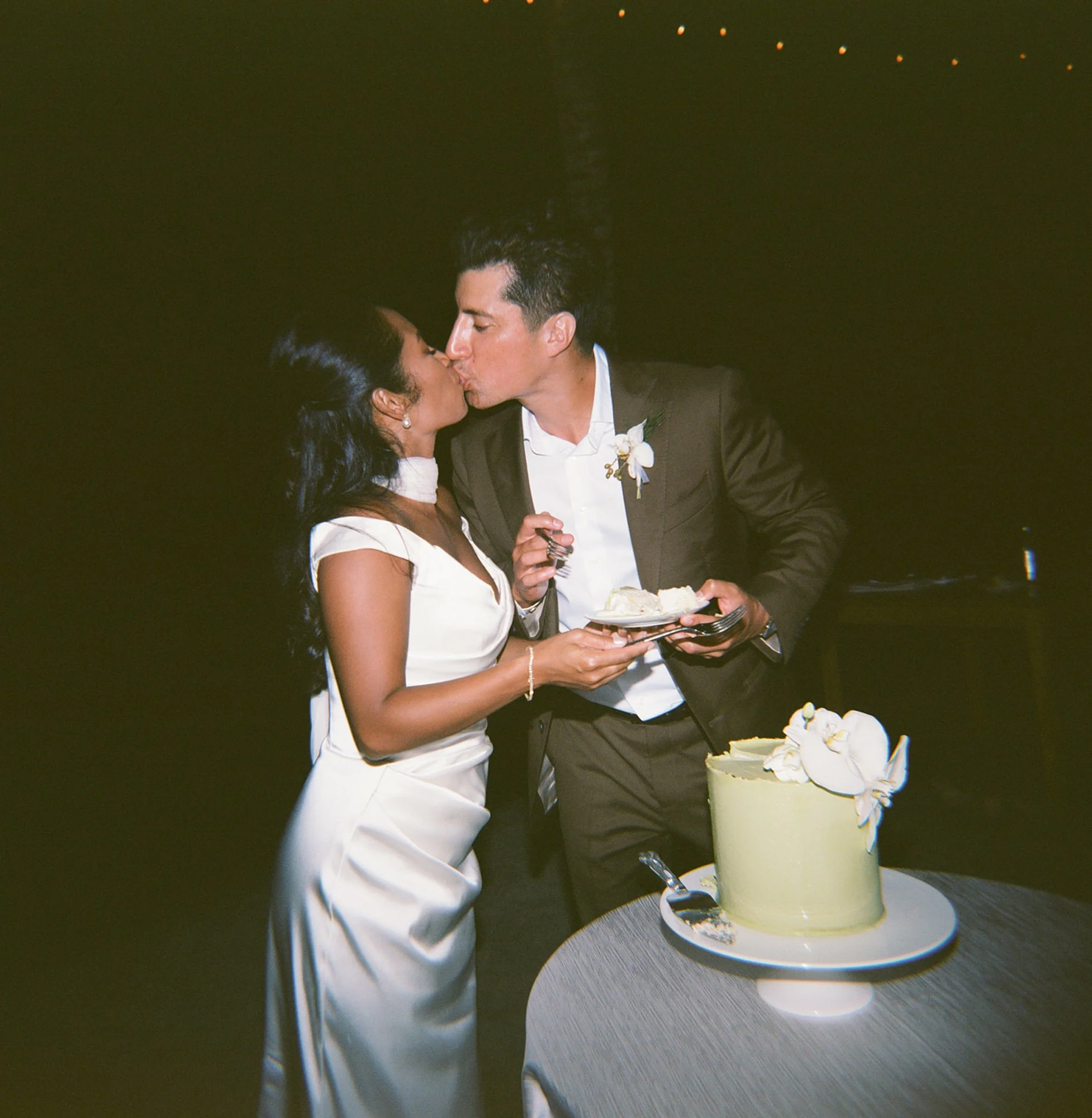 hawaii-wedding-cake-cutting.jpg