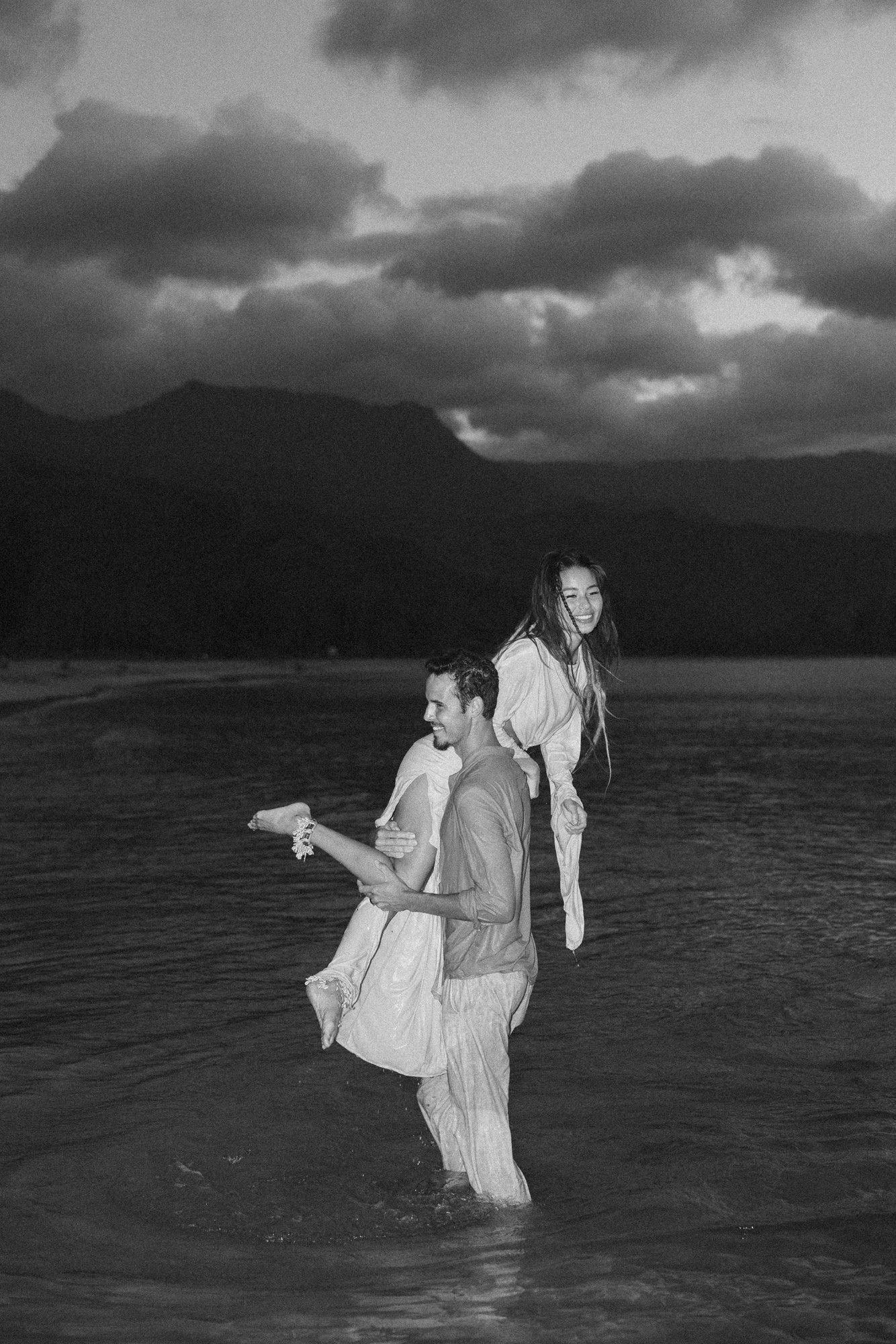 alex-elise-photo-hanalei-bay-couple.jpg