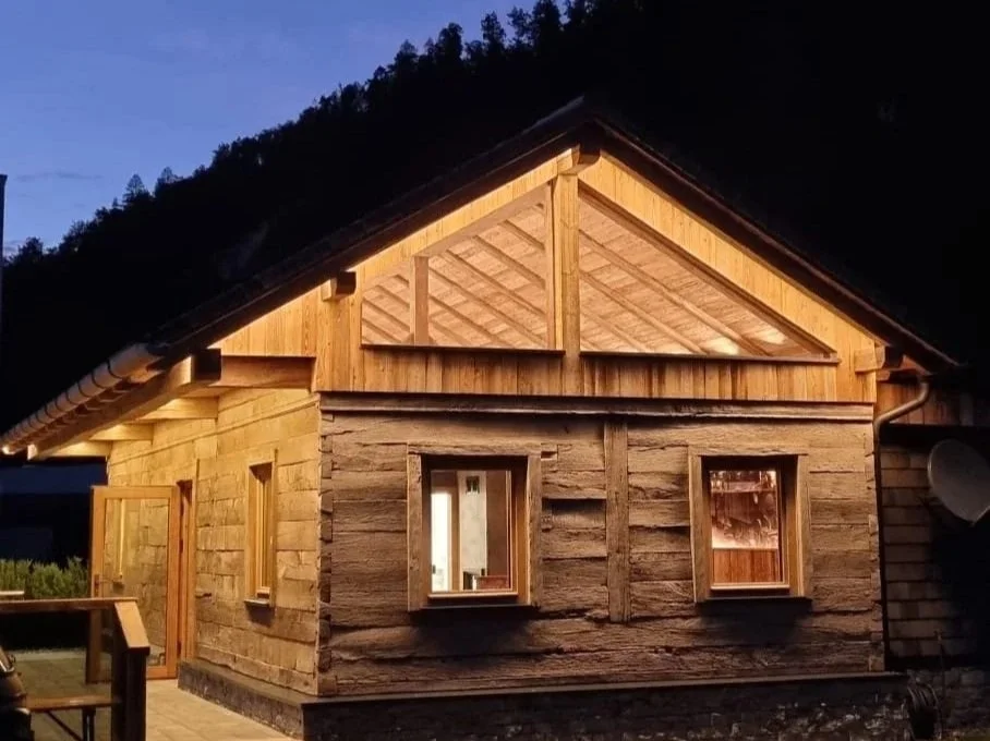 wooden cabin. wooden beams and roofing. The lower part of the cabin is made of rough-hewn wooden planks, while the upper part is constructed from lighter, smooth wooden panels. old oak. rustic charm.