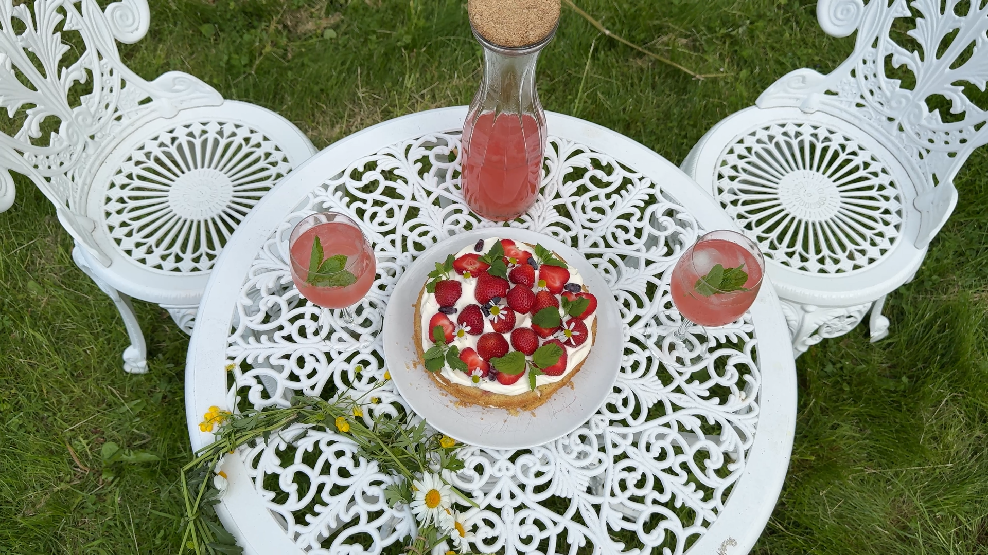 Rhubarb drinks along a Midsummercake