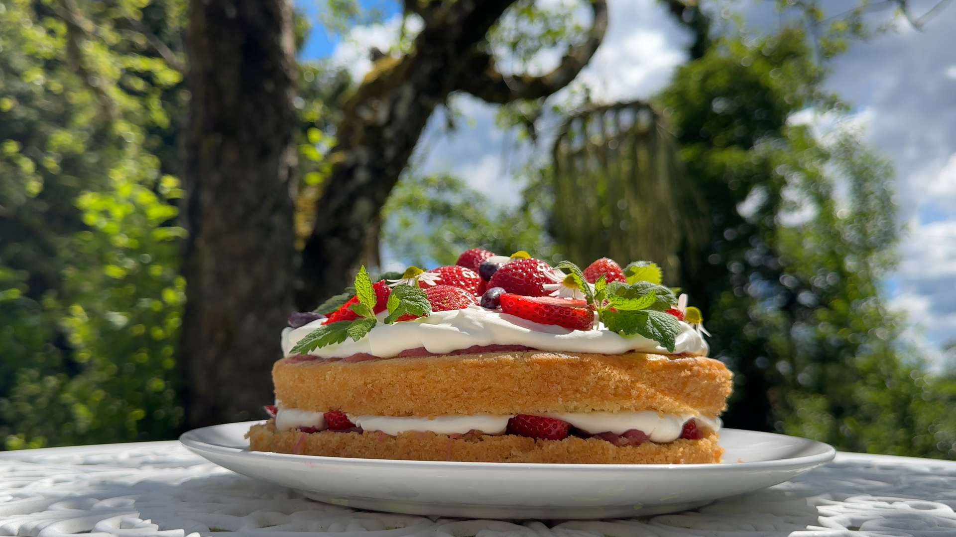 Swedish Midsummer Cake (Midsommartårta)