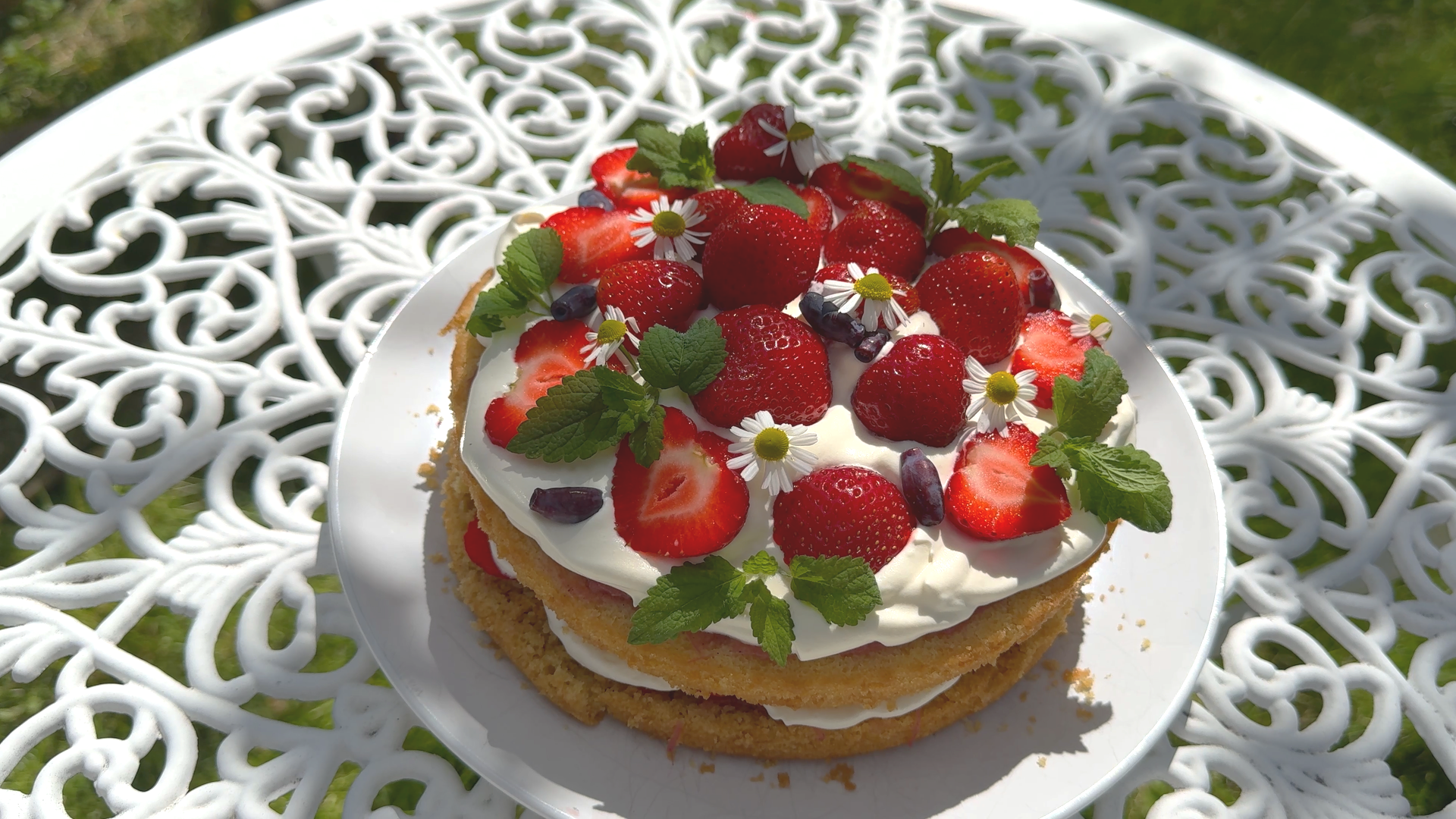 Swedish Midsummer Cake (Midsommartårta)