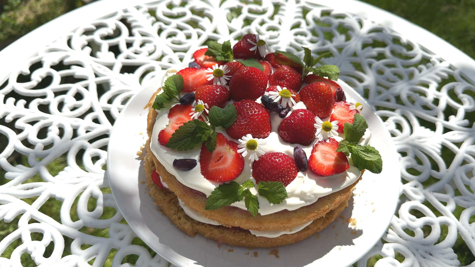 Swedish Midsummer Cake (Midsommartårta)
