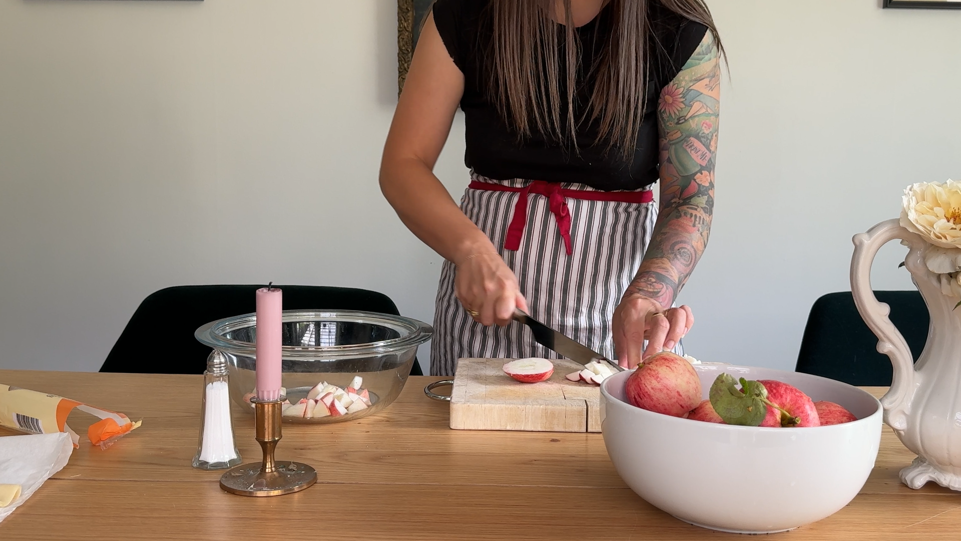 Finely slice the apples in smaller pieces