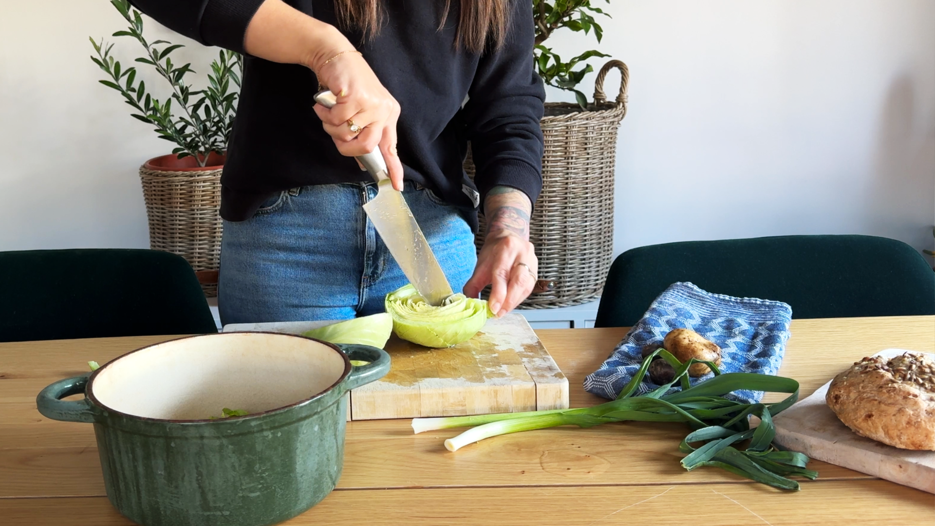 Cutting the Savoy cabbage
