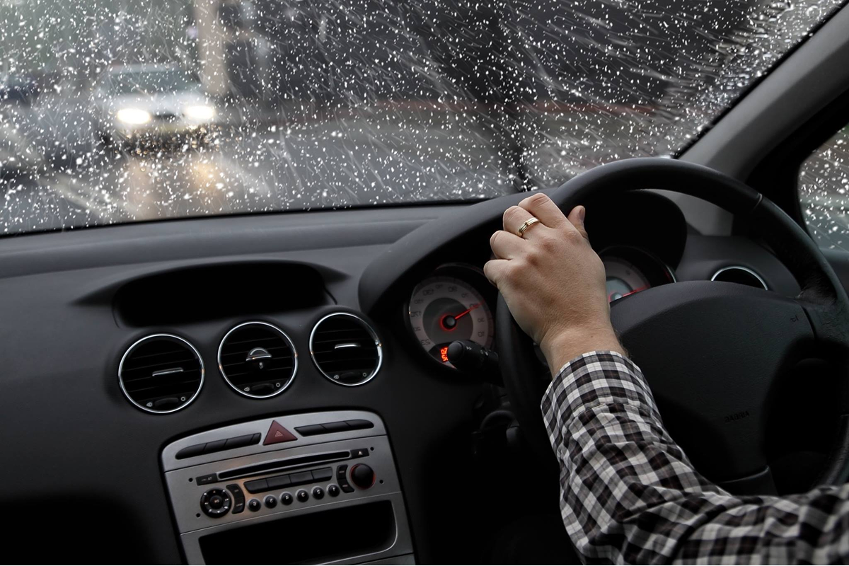How Windshield Glass Supports Roof Strength During Vehicle Rollovers