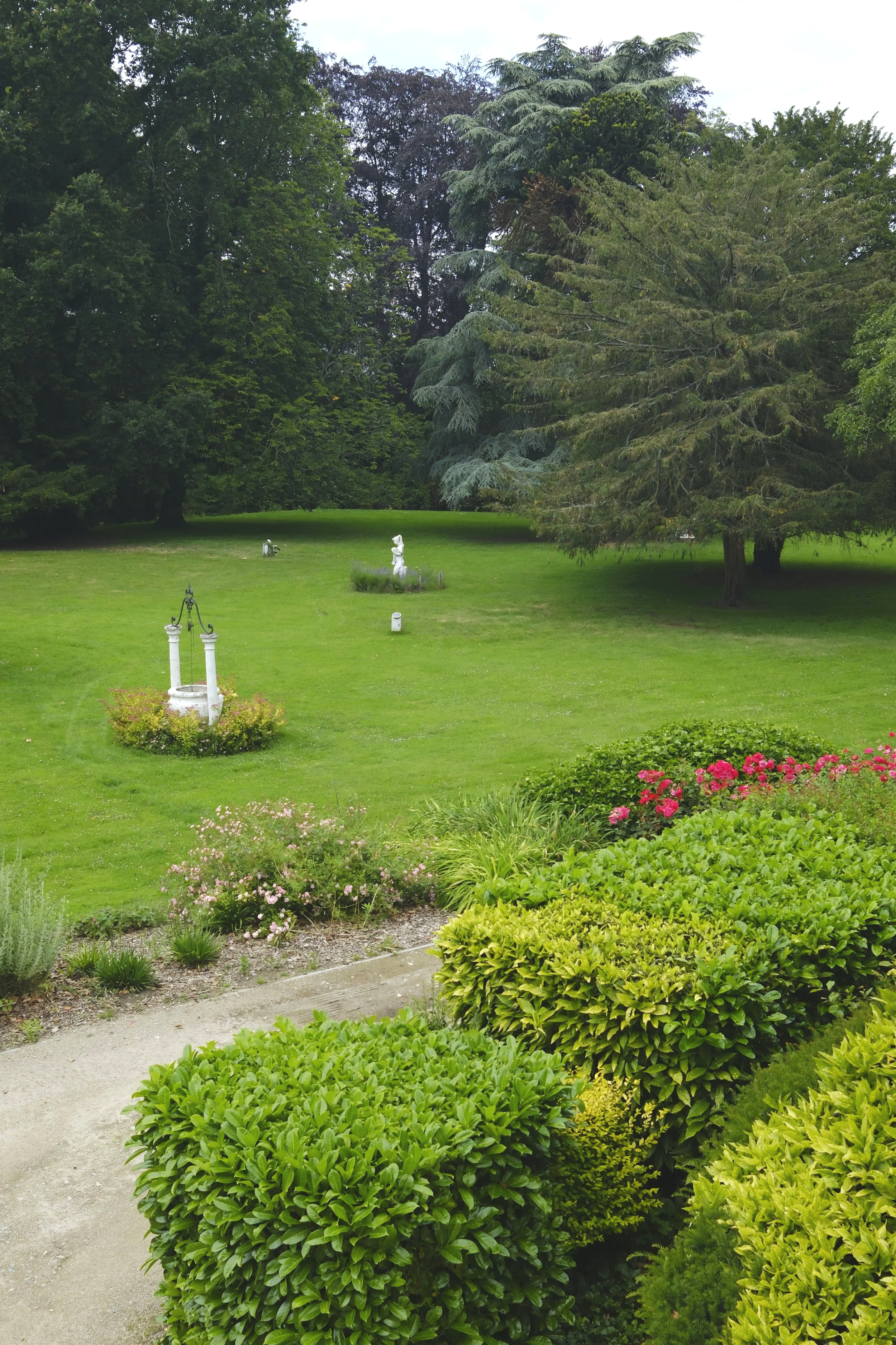 Kasteeltuin met rozen en diverse standbeelden | Kasteeldomein Battenbroek