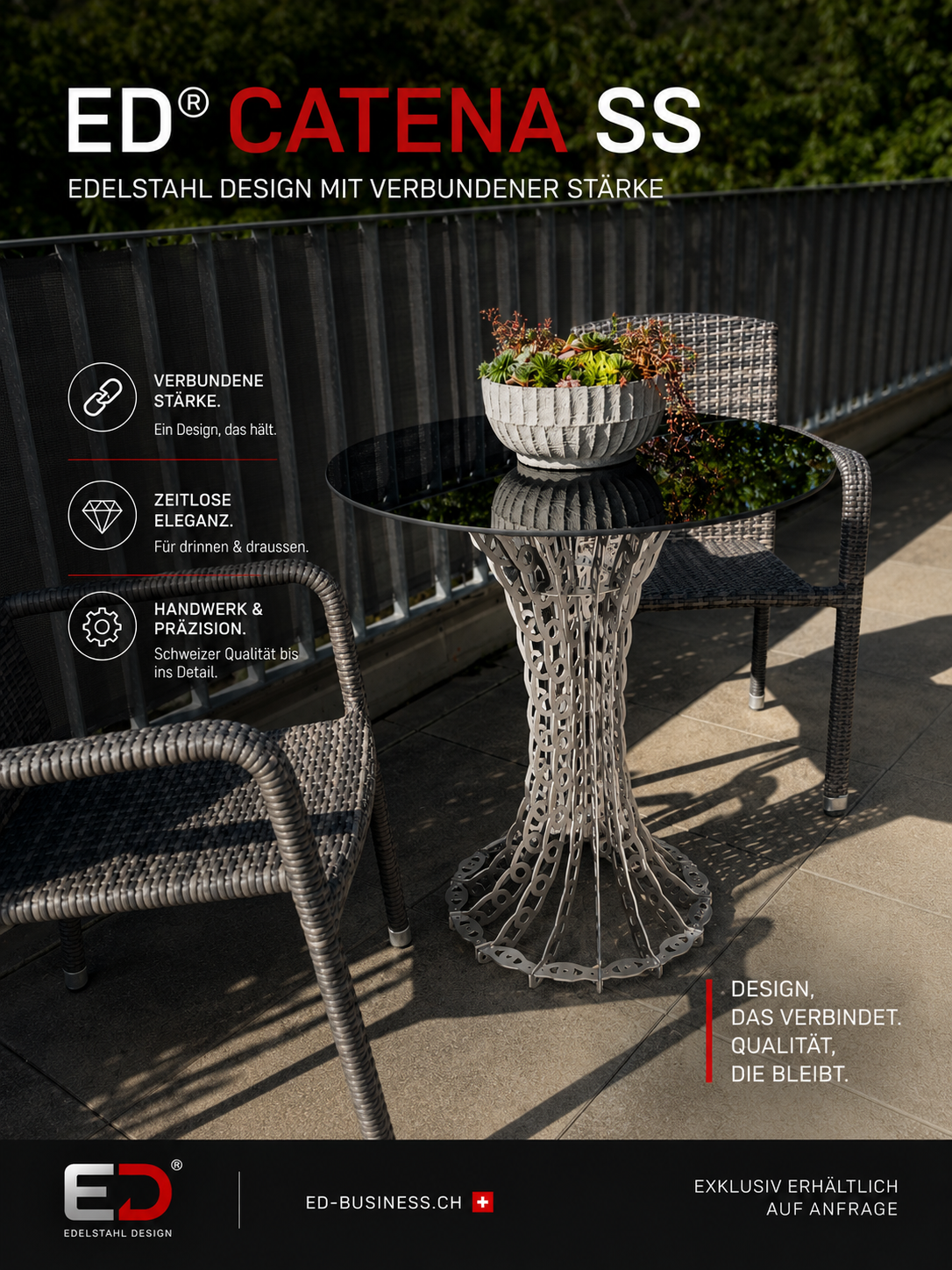 Ein Tisch mit einer schwarzen, reflektierenden Glasplatte und einem dekorativen, weißen, metallischen Standfuß, umgeben von zwei Rattan-Stühlen auf einer Terrasse im Freien.