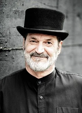Foto von HGH - Hati Gerhard Holzinger mit seinem Markenzeichen, dem schwarzen Halbzylinder.
