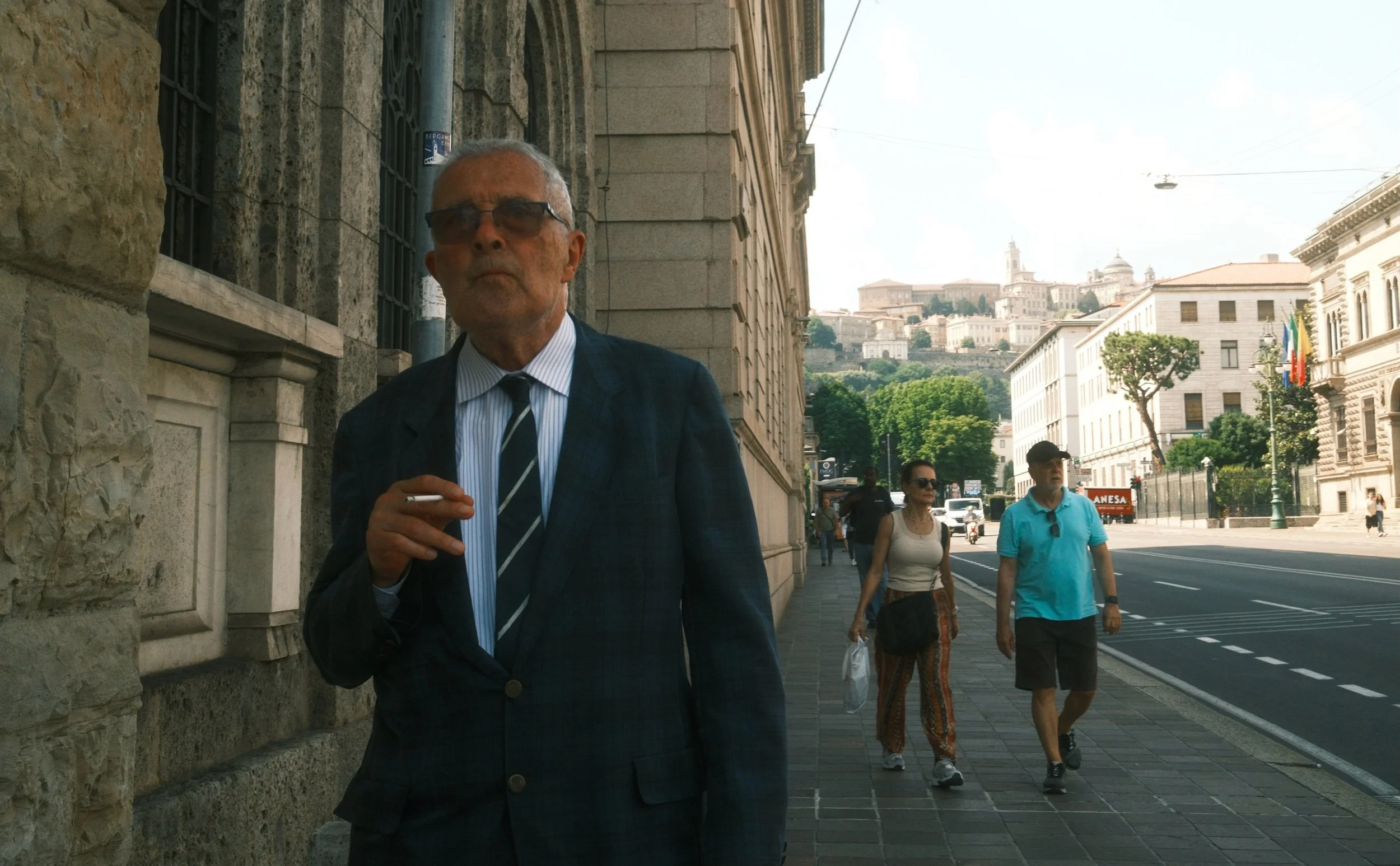 Follow @madpapaya 

Street photography style urban portraits, these were taken in Bergamo, Italy 🇮🇹 

#bergamo #italy🇮🇹❤️ #streetphotography #streetsofitaly #italia