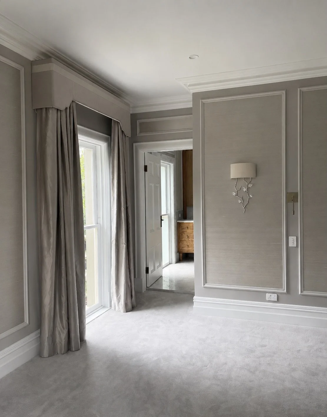 Main Bedroom, Bellevue Hill 

Interior design @christianafantl 
Build @yakkabuildofficial 
Curtains @homelife_furnishings 
Wallpaper @altfieldlondon @wallcoveringco 
Lighting @portaromanauk @vaughandesigns