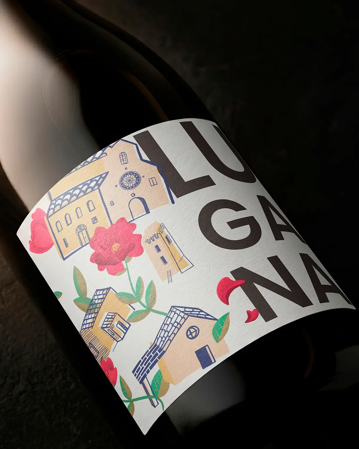 Concept di etichetta illustrata per vino Lugana, con architetture del territorio disegnate in blu e giallo, papaveri rossi e dettagli botanici. Design creativo per il packaging vinicolo, presentato su una bottiglia di vino scura.