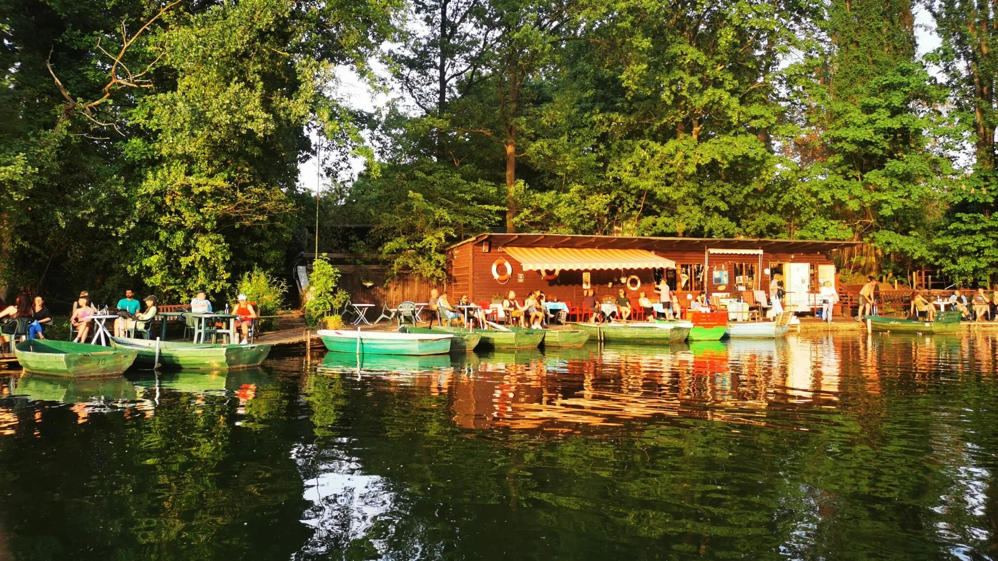 Festwiese: Boote angeln und Buttons machen - Fischerpinte Plötzensee e.V. (Marktstand)