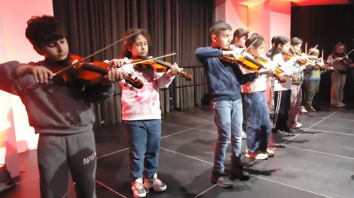 Festwiese: Konzert von 25 Geigen- und Flötenkinder der Albert Gutzmann Schule 