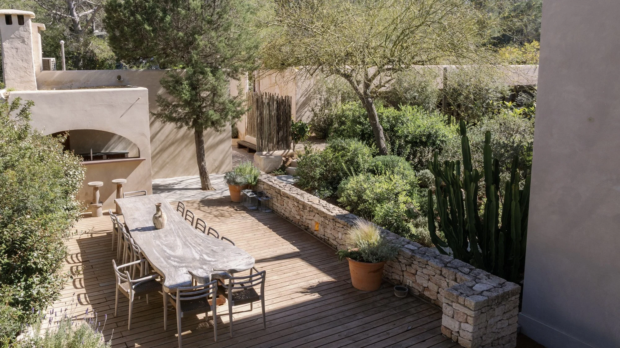 19.b Outdoor dining table & kitchen.jpg