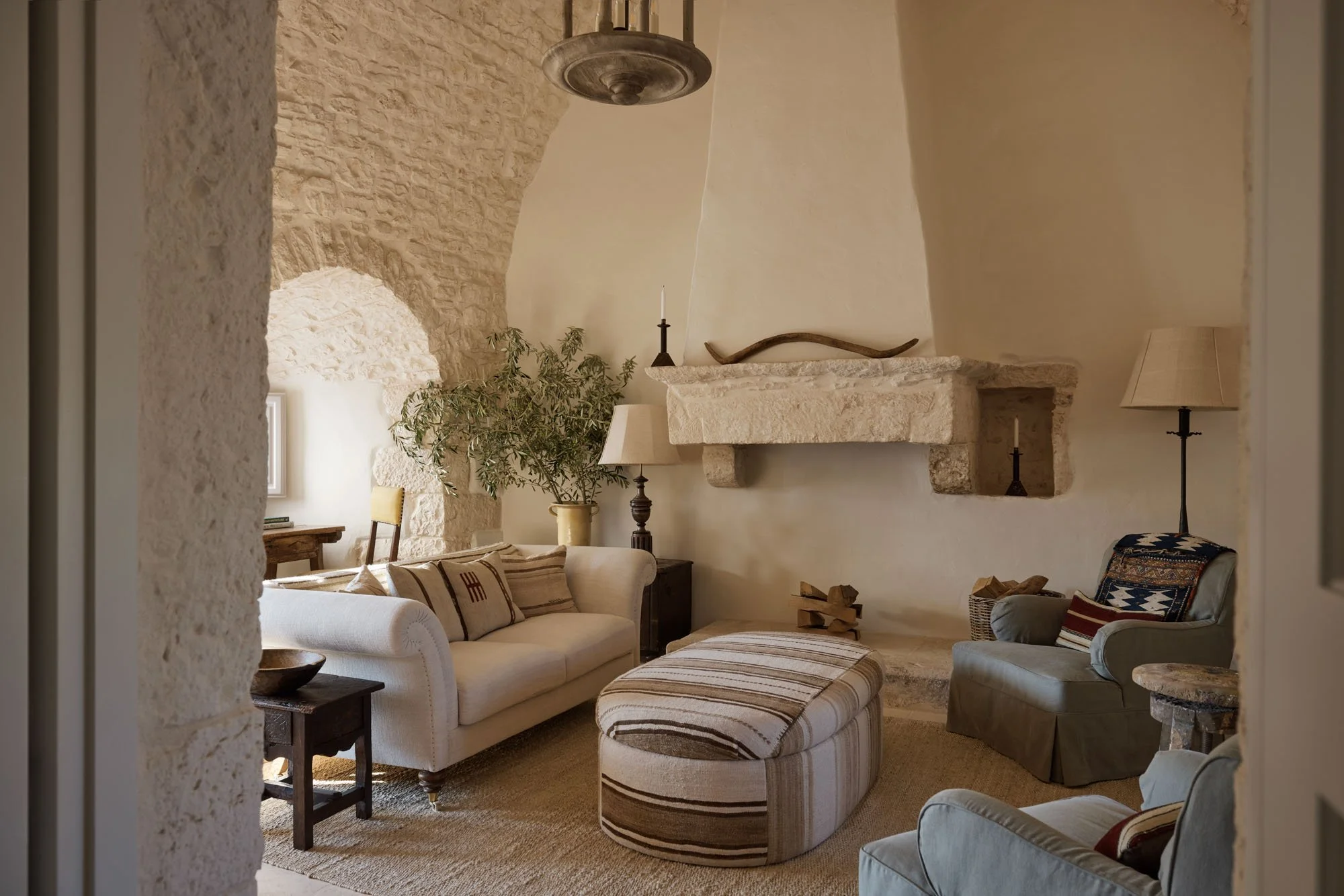 Cumersa-Upstairs-2-Sitting.jpg