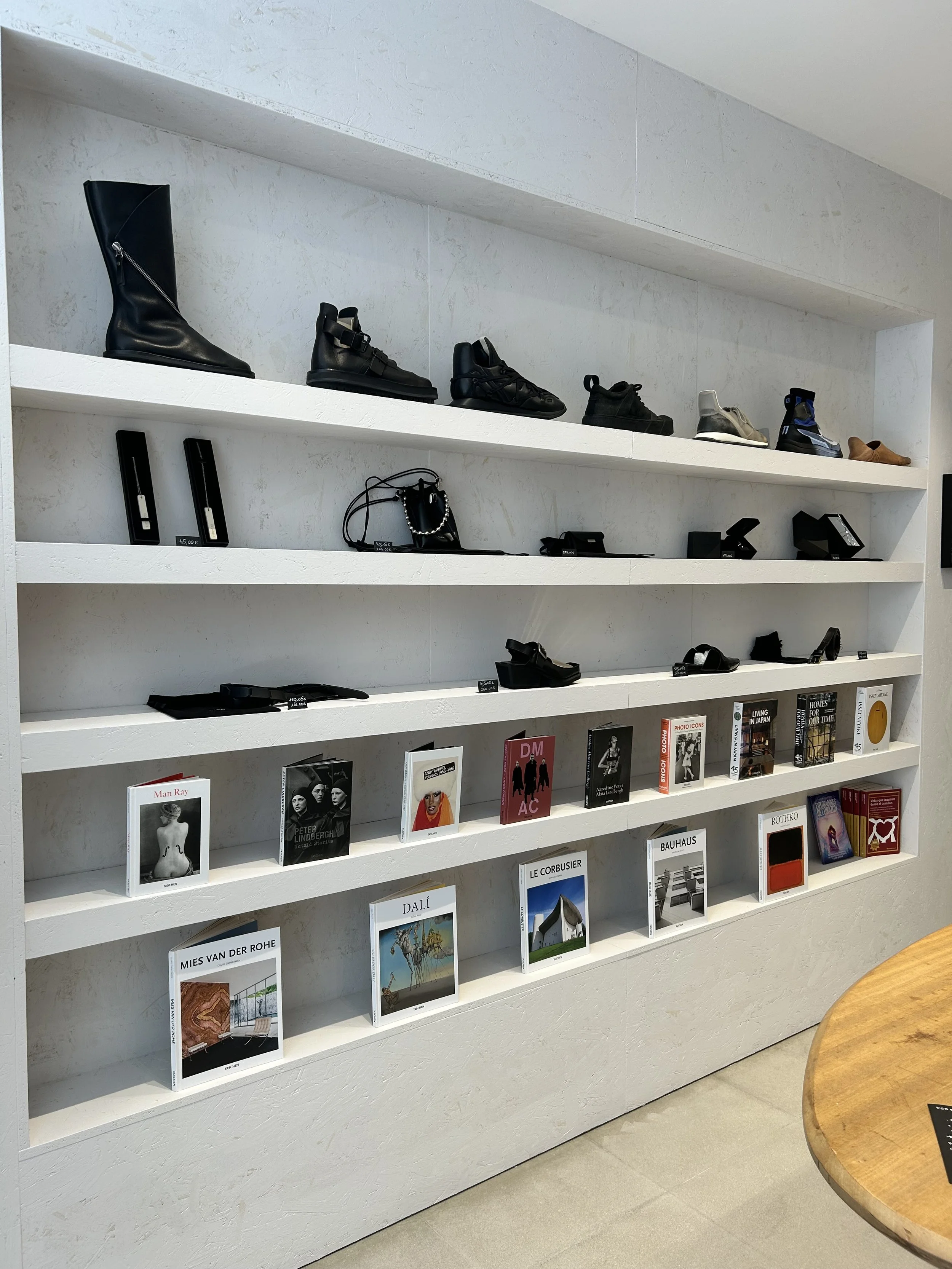Libros de moda, fotografia, arte, diseño de interiores, arquitectura, cultura. Fashion, art, interior design, photographie, architecture, culture corner book. 