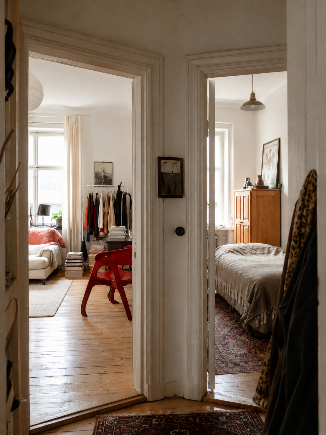 Blick in zwei offene Zimmer einer Wohngemeinschaft. Man erkennt, wie unterschiedliche Persönlichkeiten sich Wohnraum teilen und trotz geteiltem Alltag ihren eigenen Raum haben.