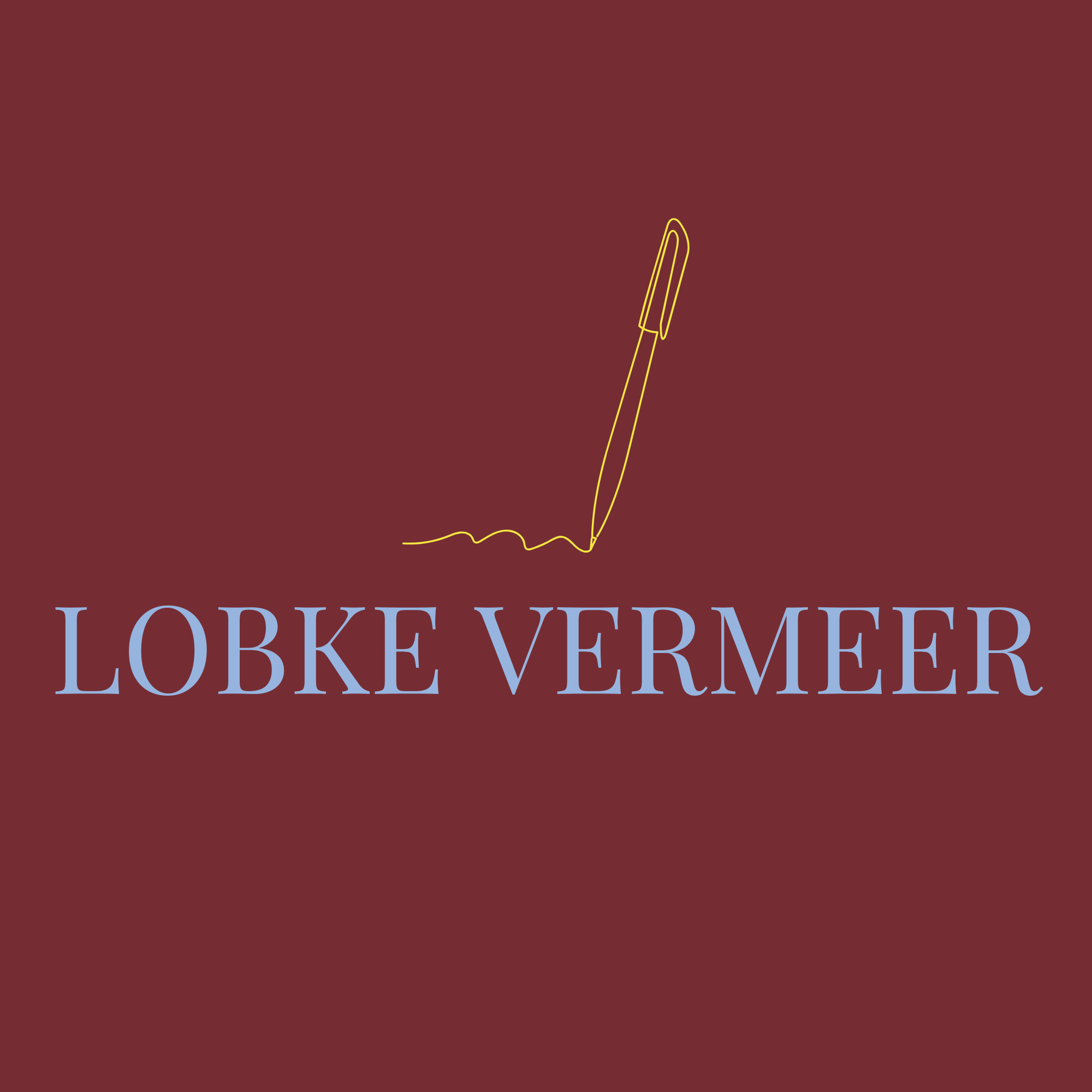 Het logo van de freelance journalist Lobke Vermeer. Een bordeauxrode achtergrond met een gele pen die schrijft en de naam 'Lobke Vermeer' eronder.
