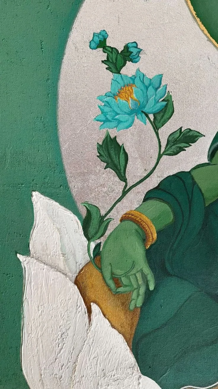 Close-up van een schilderij met een afbeelding van een hand die een blauwe bloem vasthoudt.