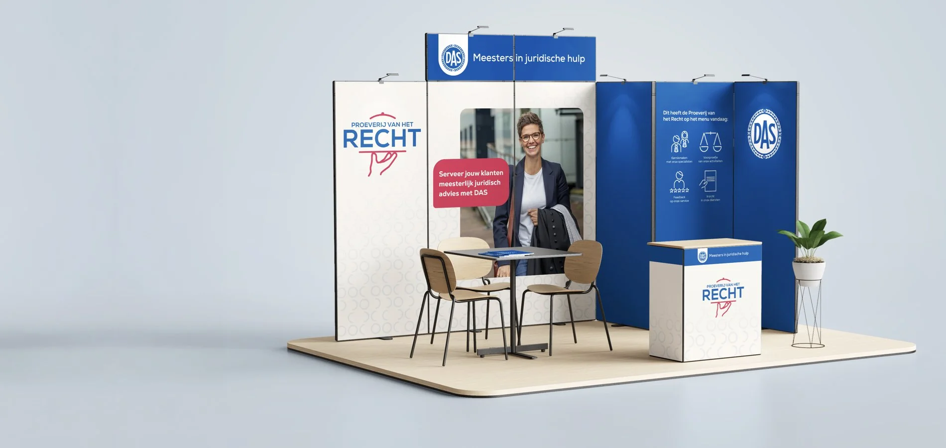 Een informatiestand voor DAS Meesters in juridische hulp, met een vrouw die glimlacht en een rond tafel, een grote poster met tekst over recht en juridische adviezen, en een plantenpot.