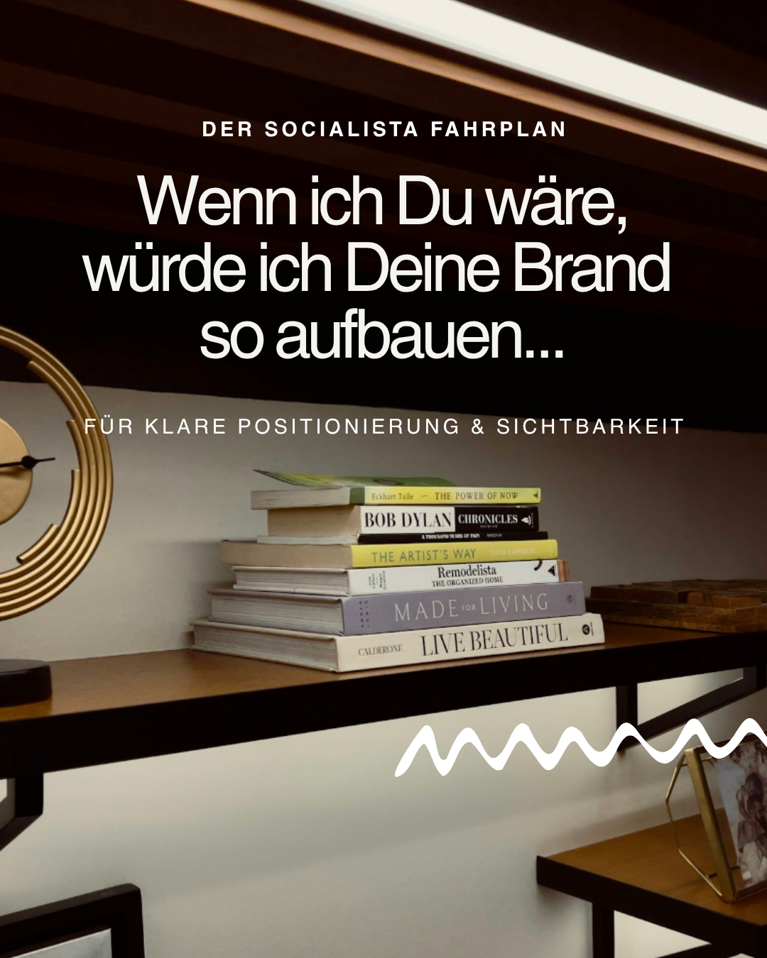 A bookshelf with a stack of books, a golden round clock, and a framed photo on a table. The image contains German text promoting a plan for clear positioning and visibility.