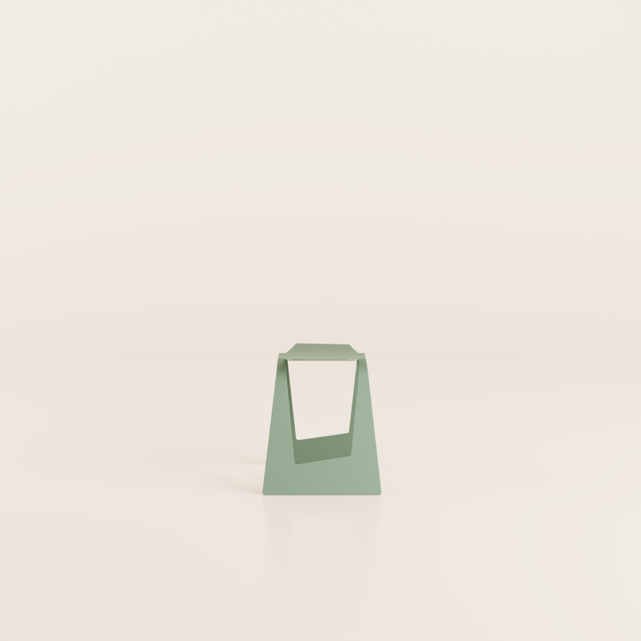 Le tabouret 1 place Ott.01 vert sauge de la Collection Otdr, léger, empilable et résistant. Mobilier outdoor et durable pour le secteur CHR, cafés, hôtels, restaurants, les terrasses et les jardins