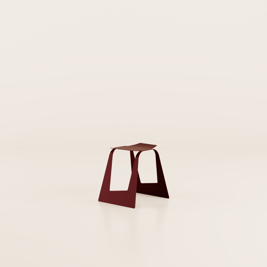 Le tabouret 1 place Ott.01 bordeaux de la Collection Otdr, léger, empilable et résistant. Mobilier outdoor et durable pour le secteur CHR, cafés, hôtels, restaurants, les terrasses et les jardins