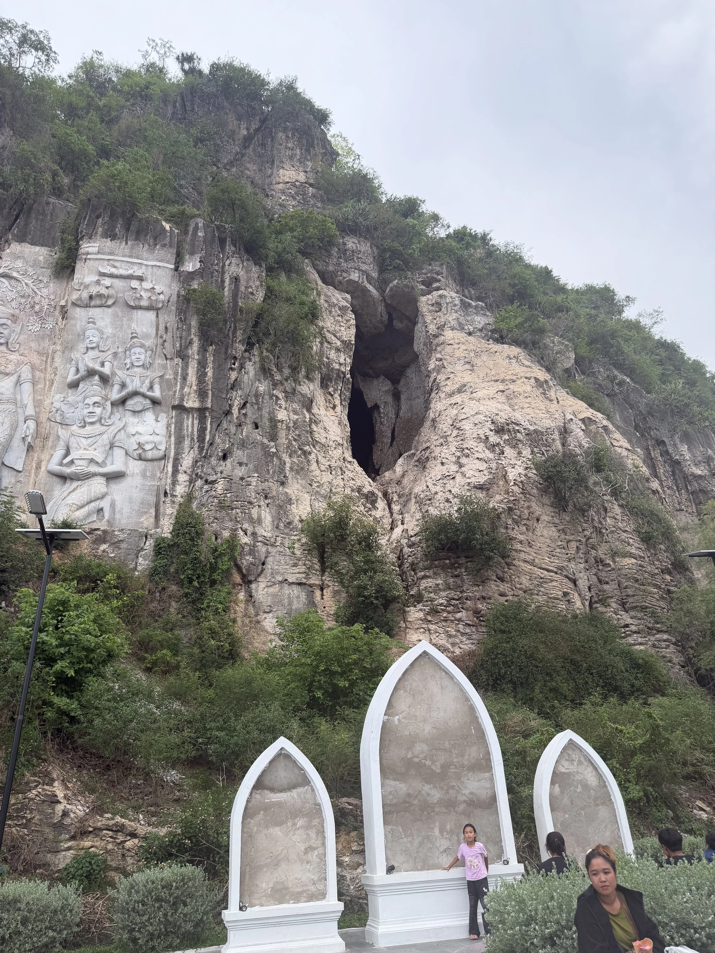 Battambang Travel Guide: Ptes Lorry Resort (Phnom Banan) and Bat Cave (Phnom Sampov)