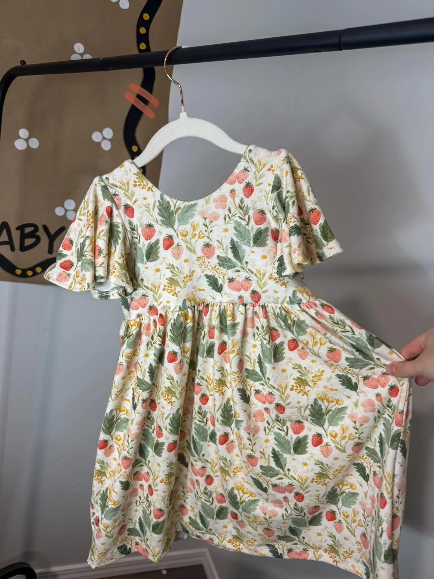 Anyone else over this gloomy weather? 🙋&zwj;♀️ I&rsquo;m mentally in summer, sunshine, and outfits like this 😍☀️