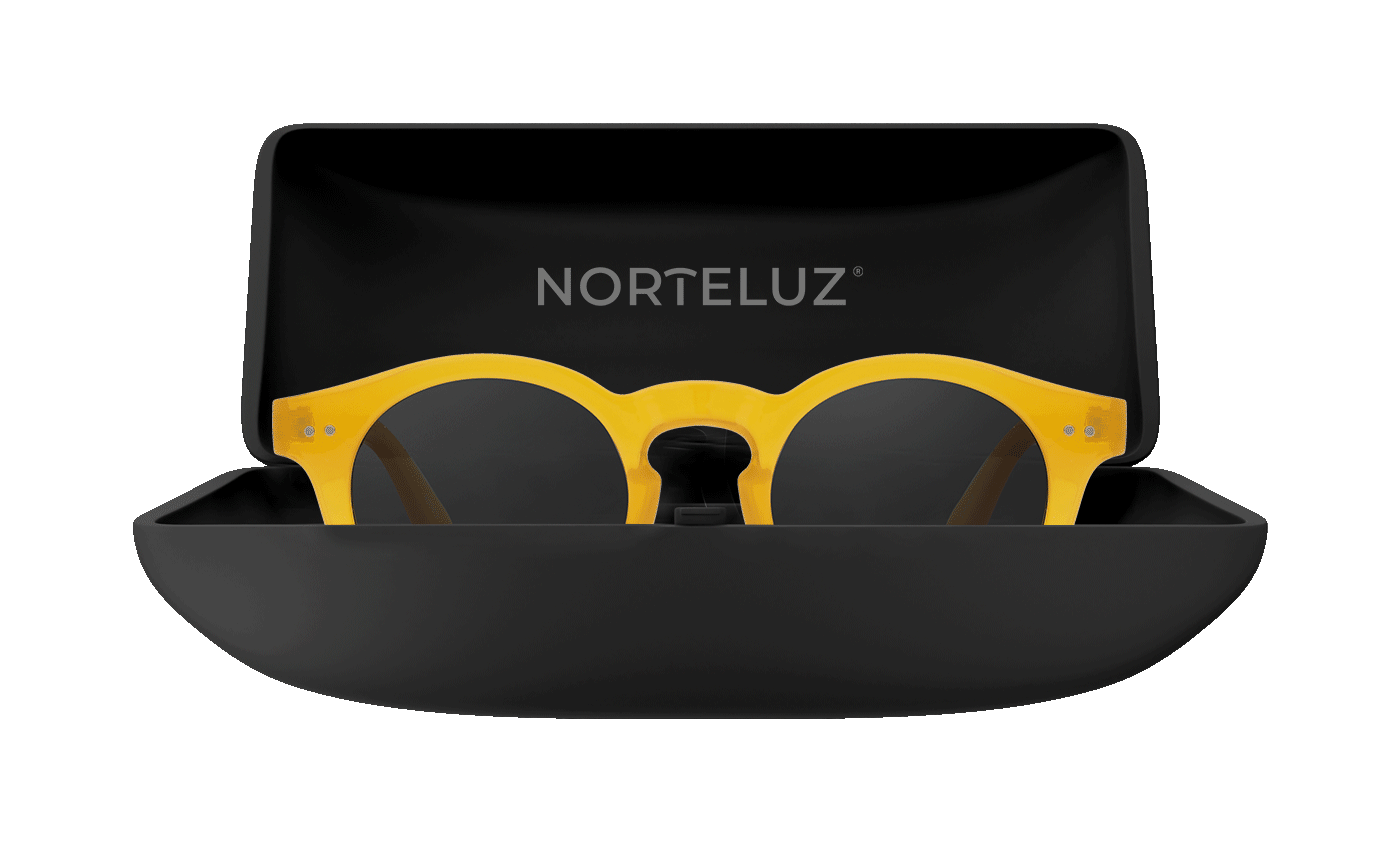Gafas con montura amarilla en estuche negro de la marca Norteluz.