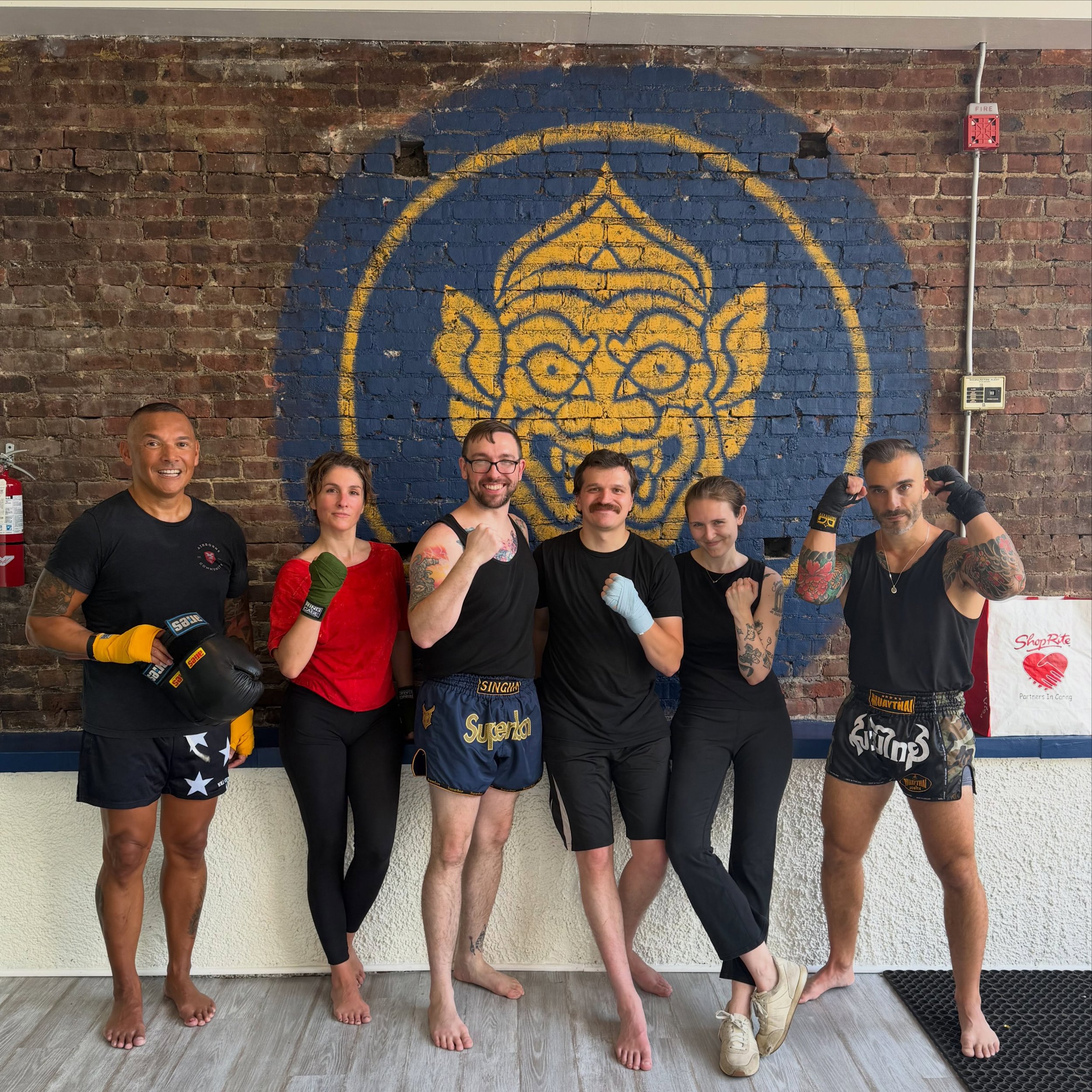 What an awesome day yesterday! Started with the Sparring Lab and a big Muay Thai class (though some guys had to leave before the group photo 😂). Then the pop culture fest where I got to meet a ton of new people in town. 

Great vibes all around. 

T