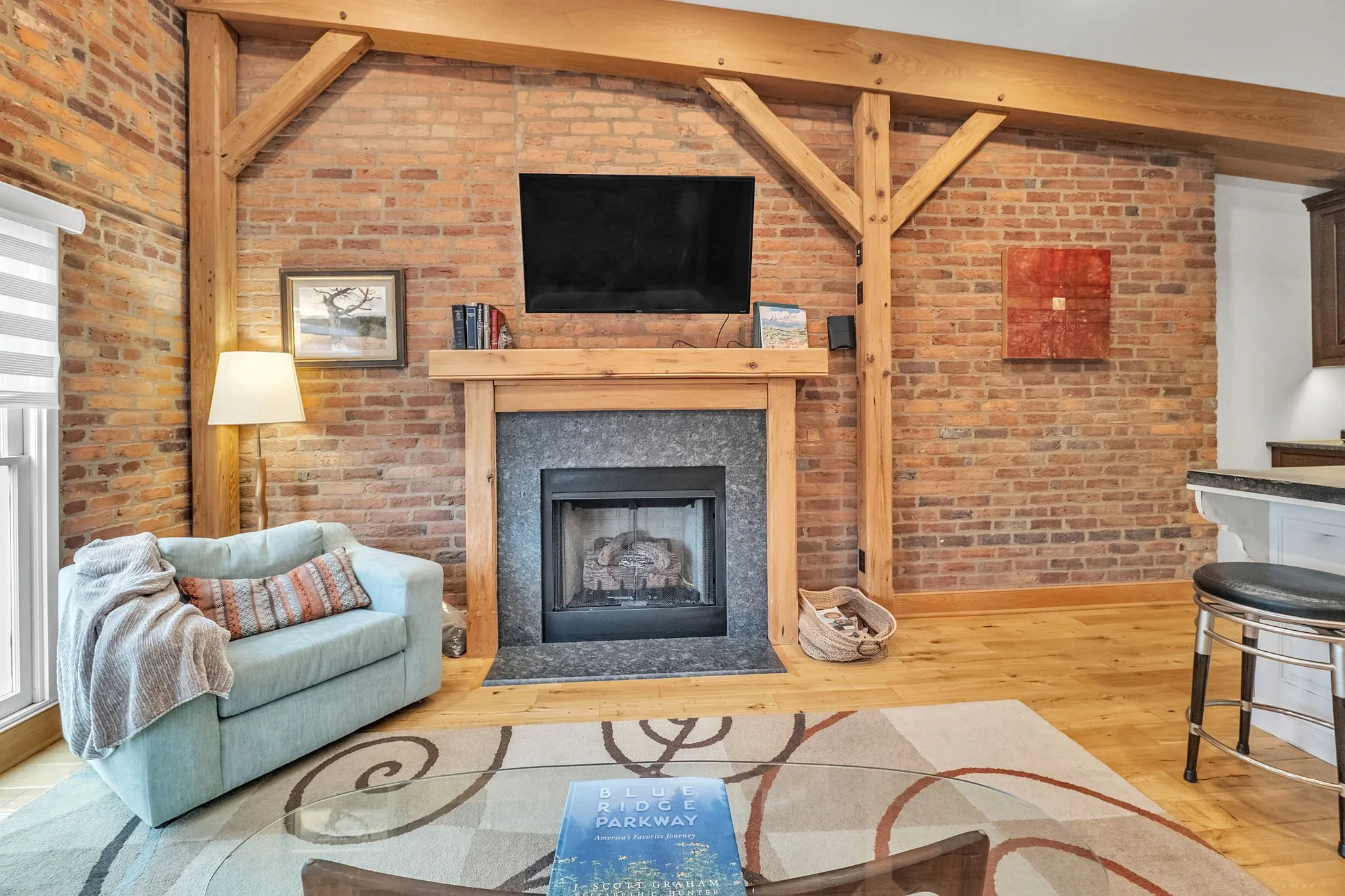 20-web-or-mls-170-e-main-st.jpg