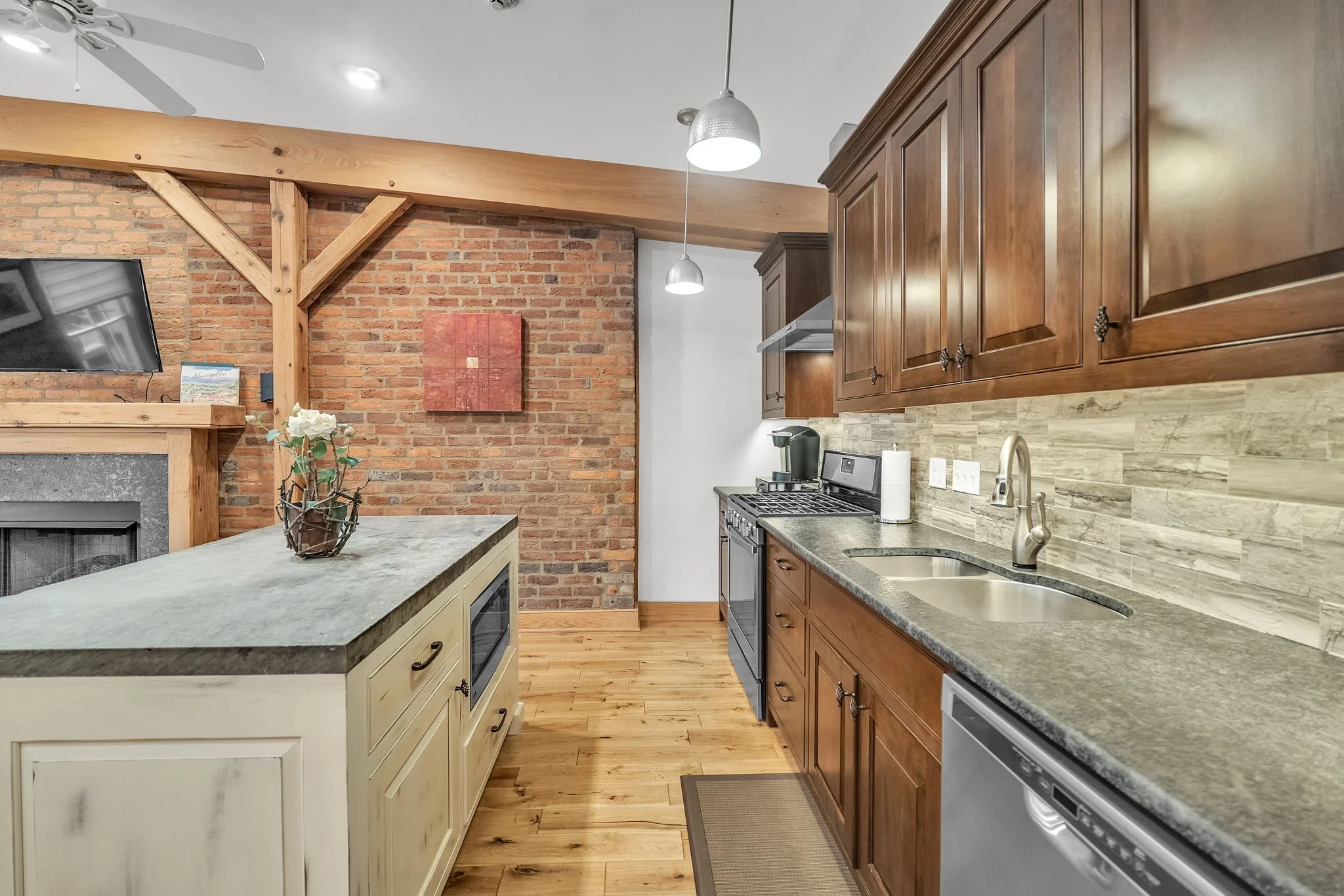 22-web-or-mls-170-e-main-st.jpg