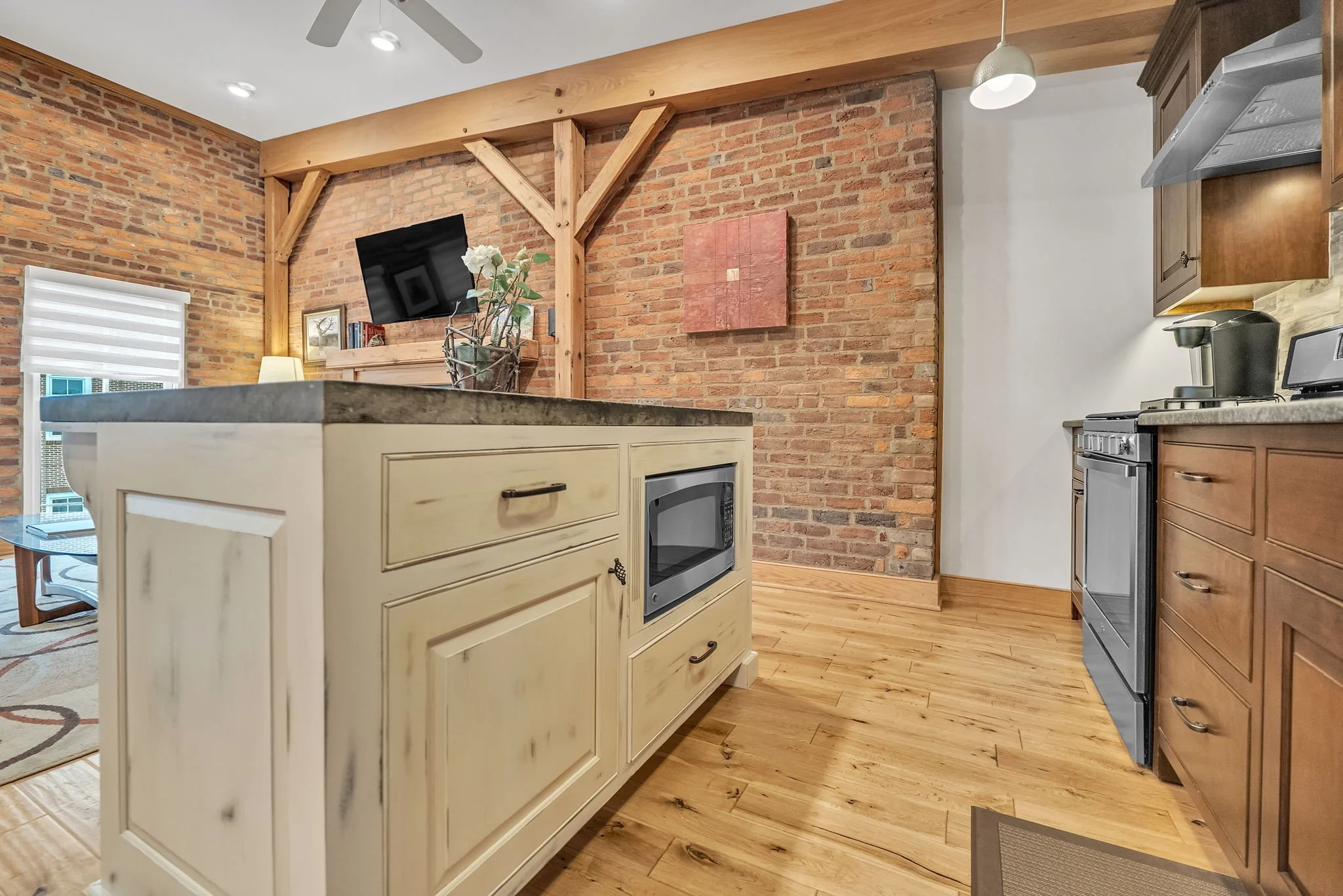 26-web-or-mls-170-e-main-st.jpg