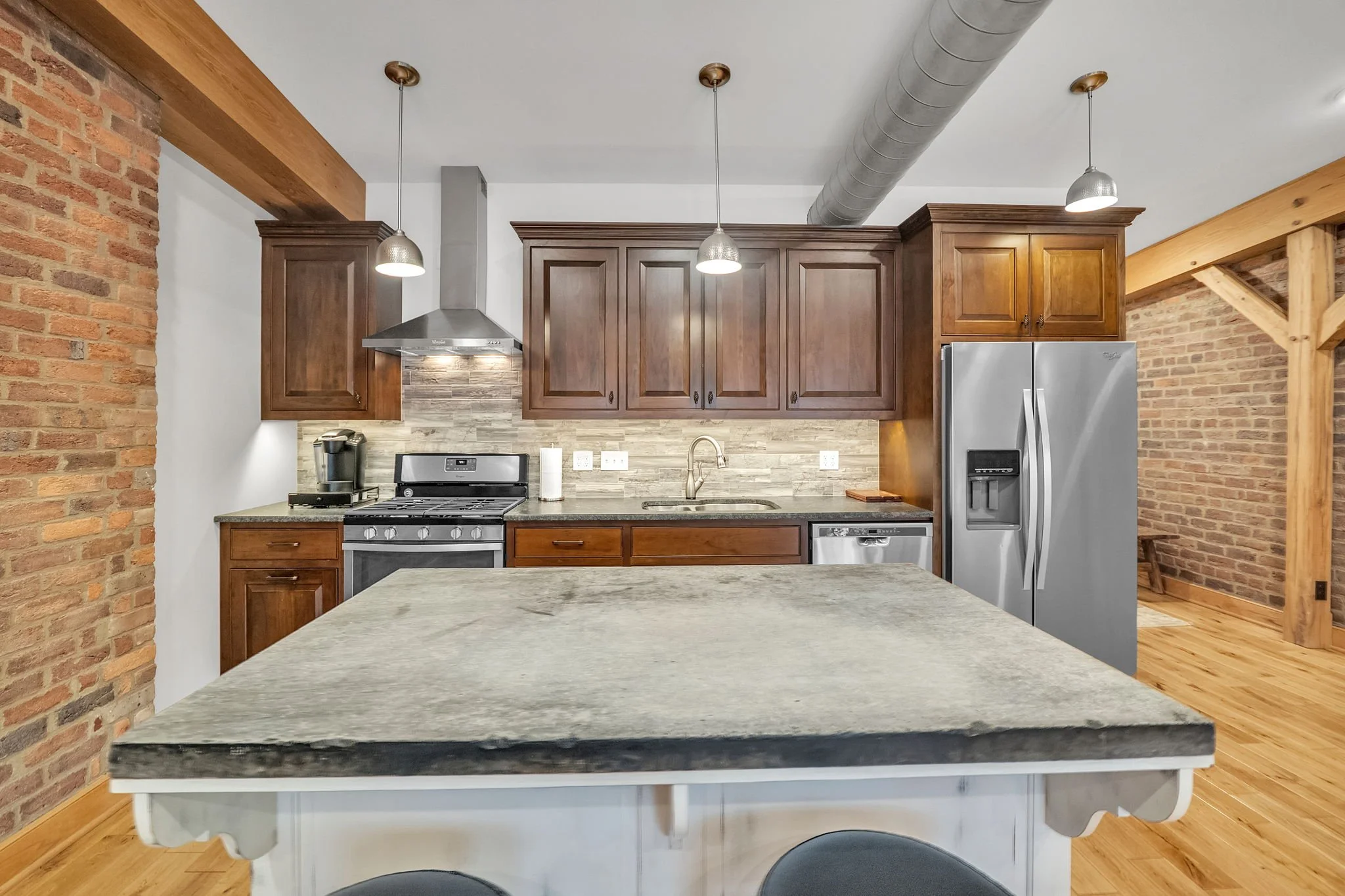 24-web-or-mls-170-e-main-st.jpg