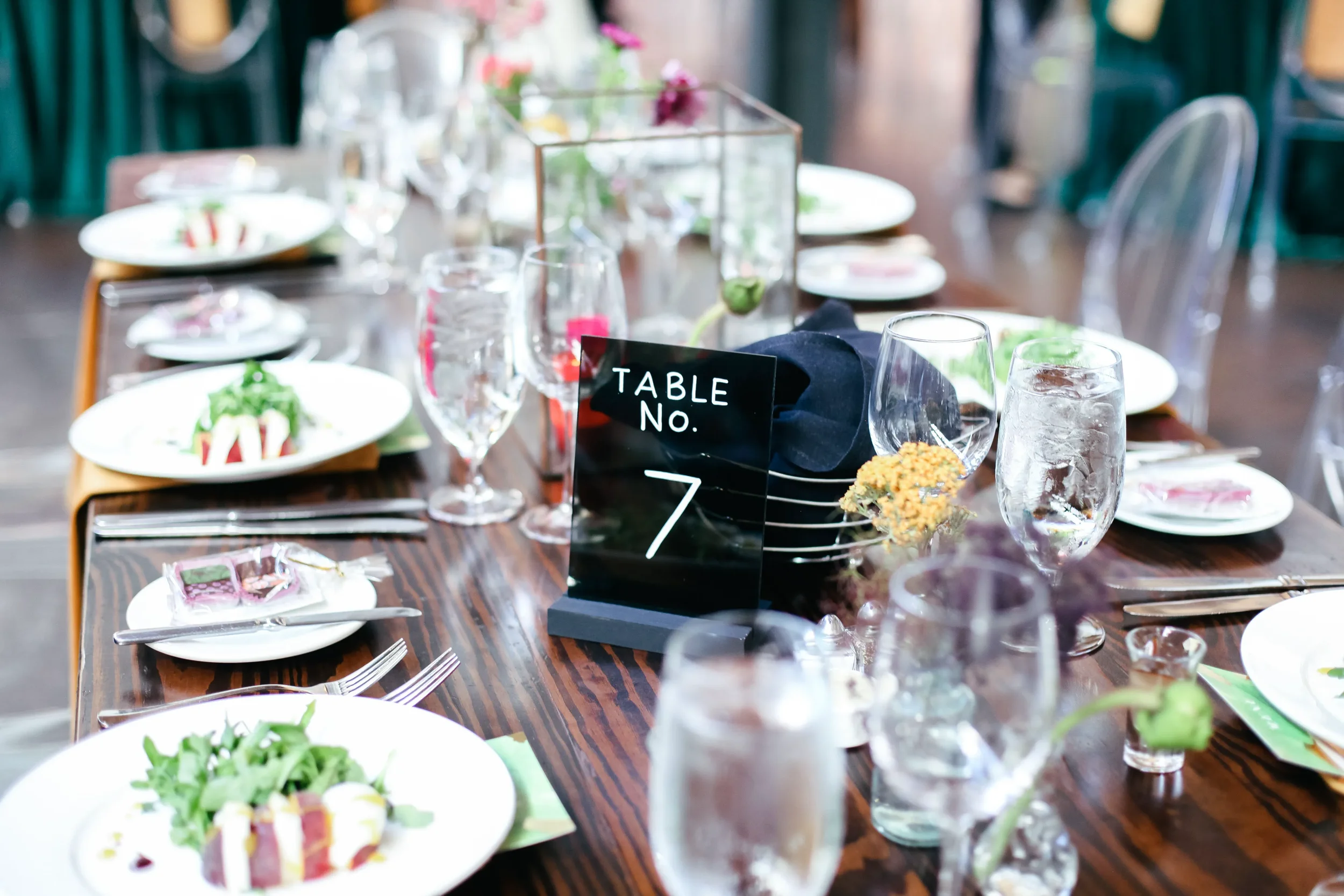 modern-black-acrylic-table-signs-wedding-georgia.webp